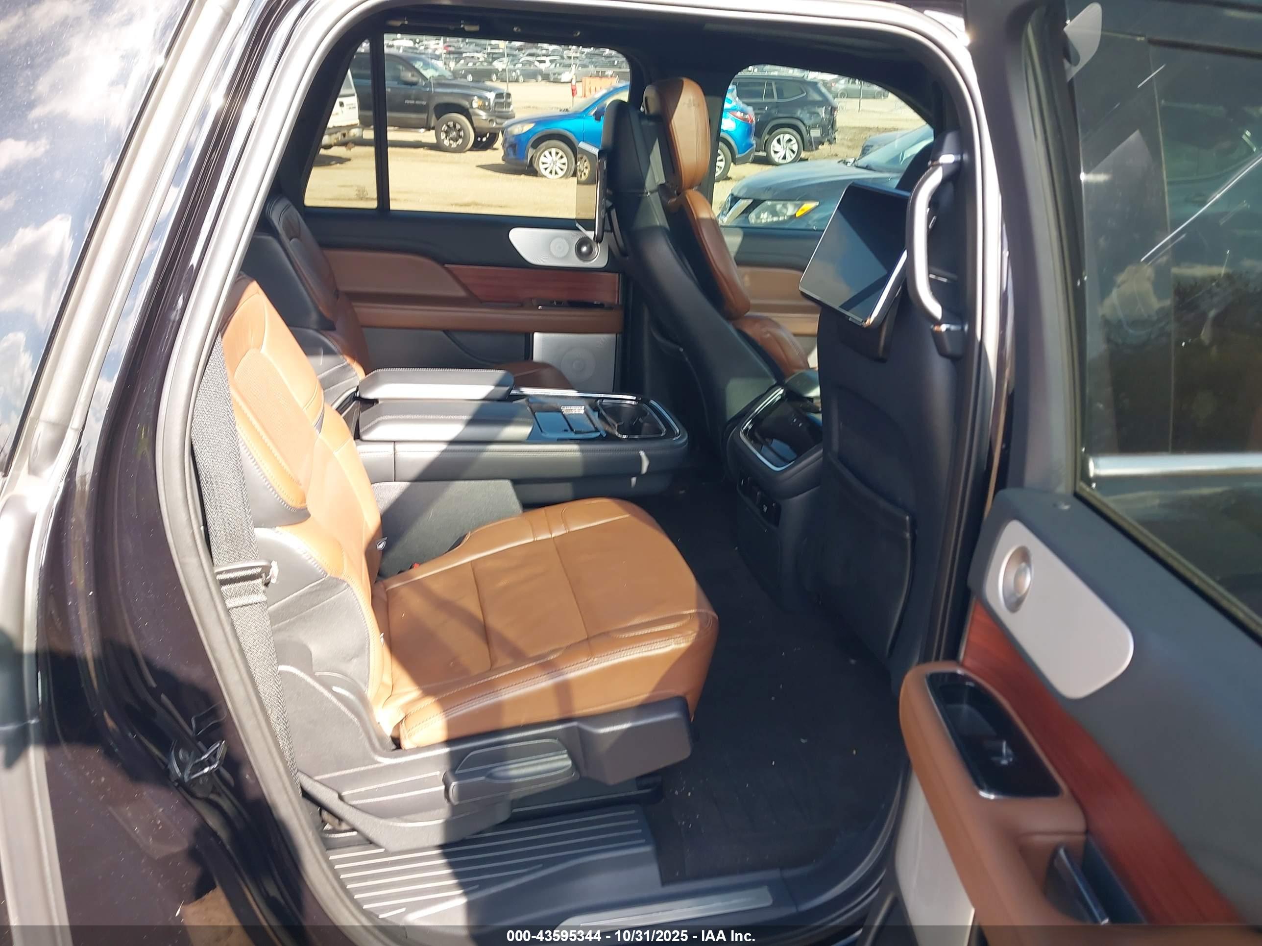 LINCOLN NAVIGATOR image 8
