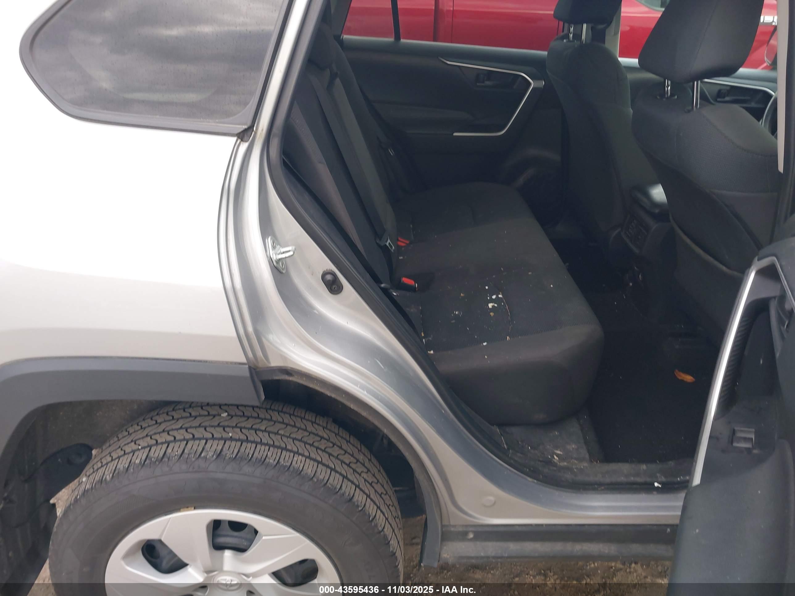 TOYOTA RAV4 image 8