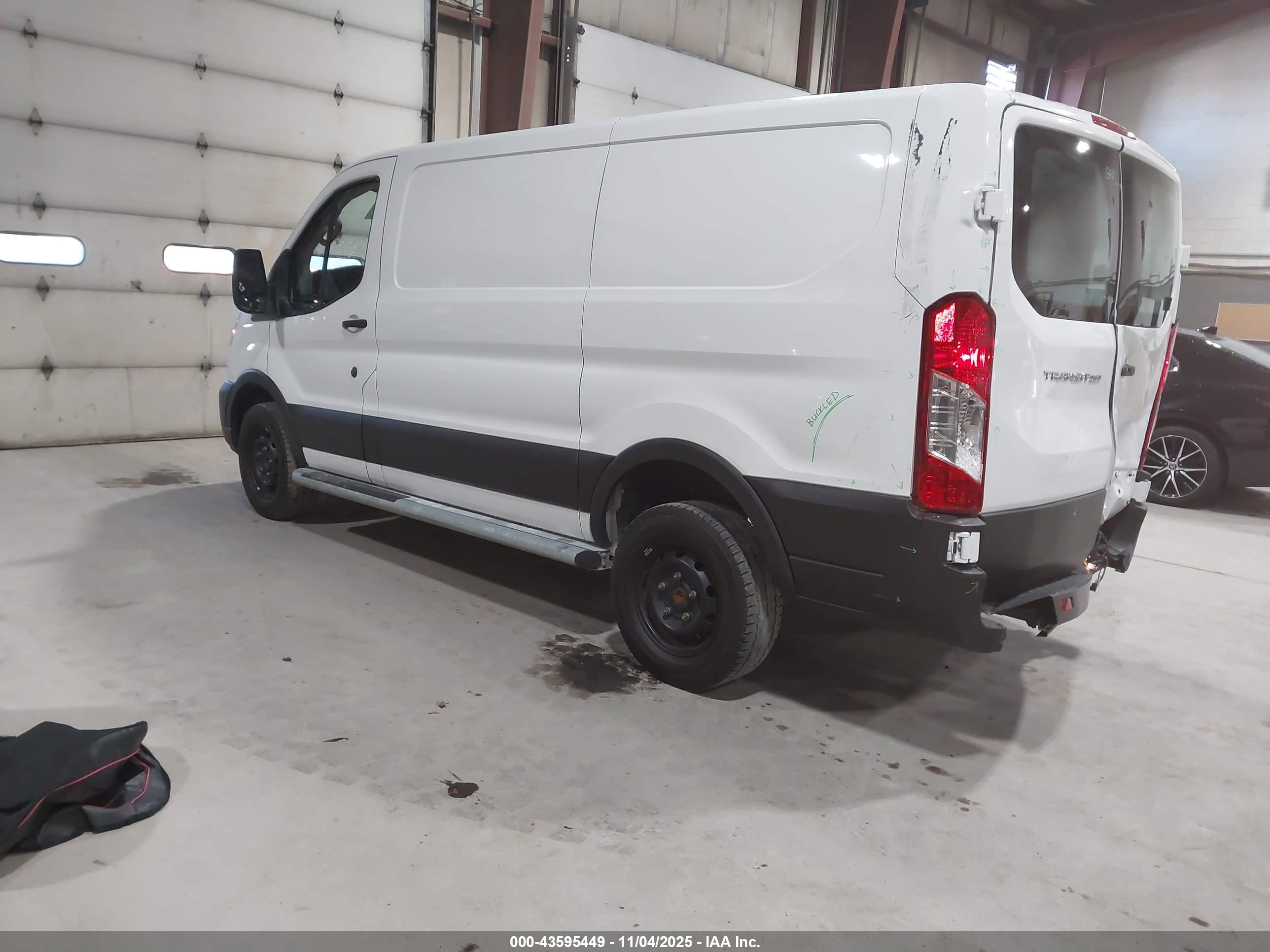 FORD TRANSIT-250 image 3
