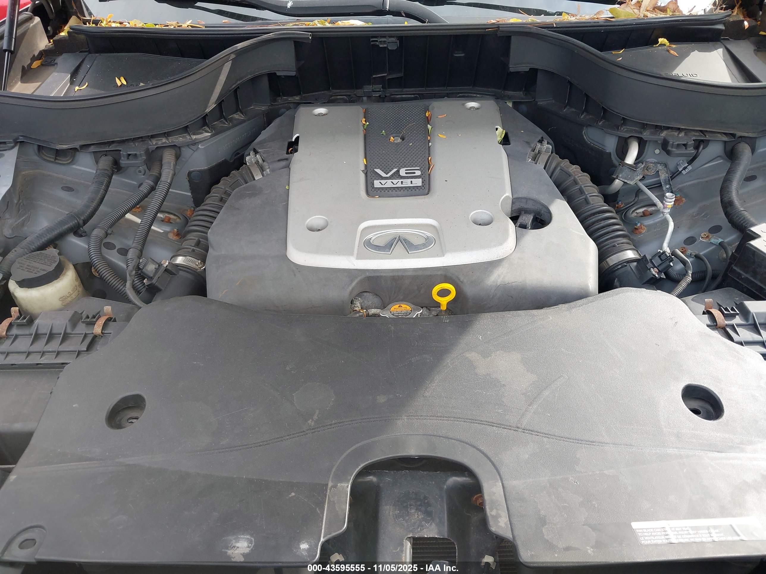 INFINITI QX70 image 10