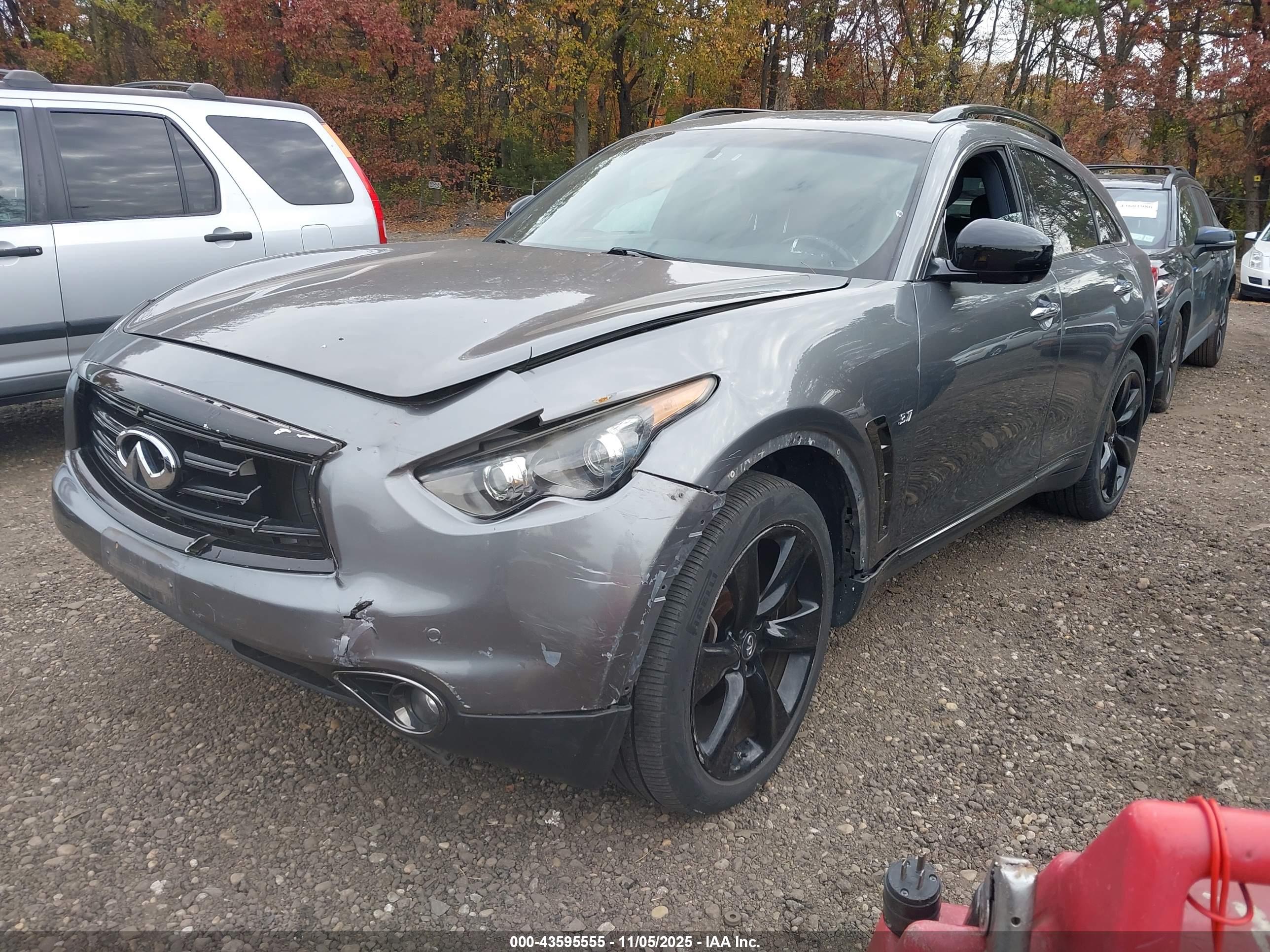 INFINITI QX70 image 2