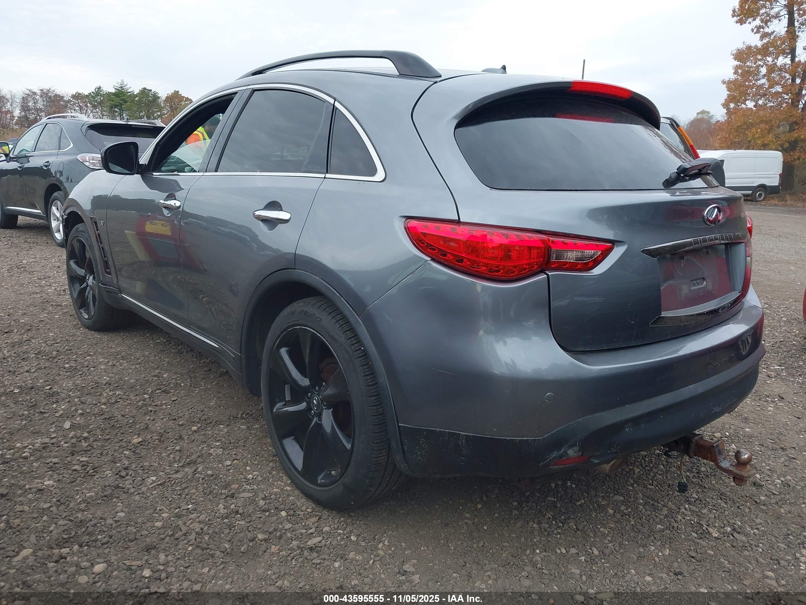 INFINITI QX70 image 3