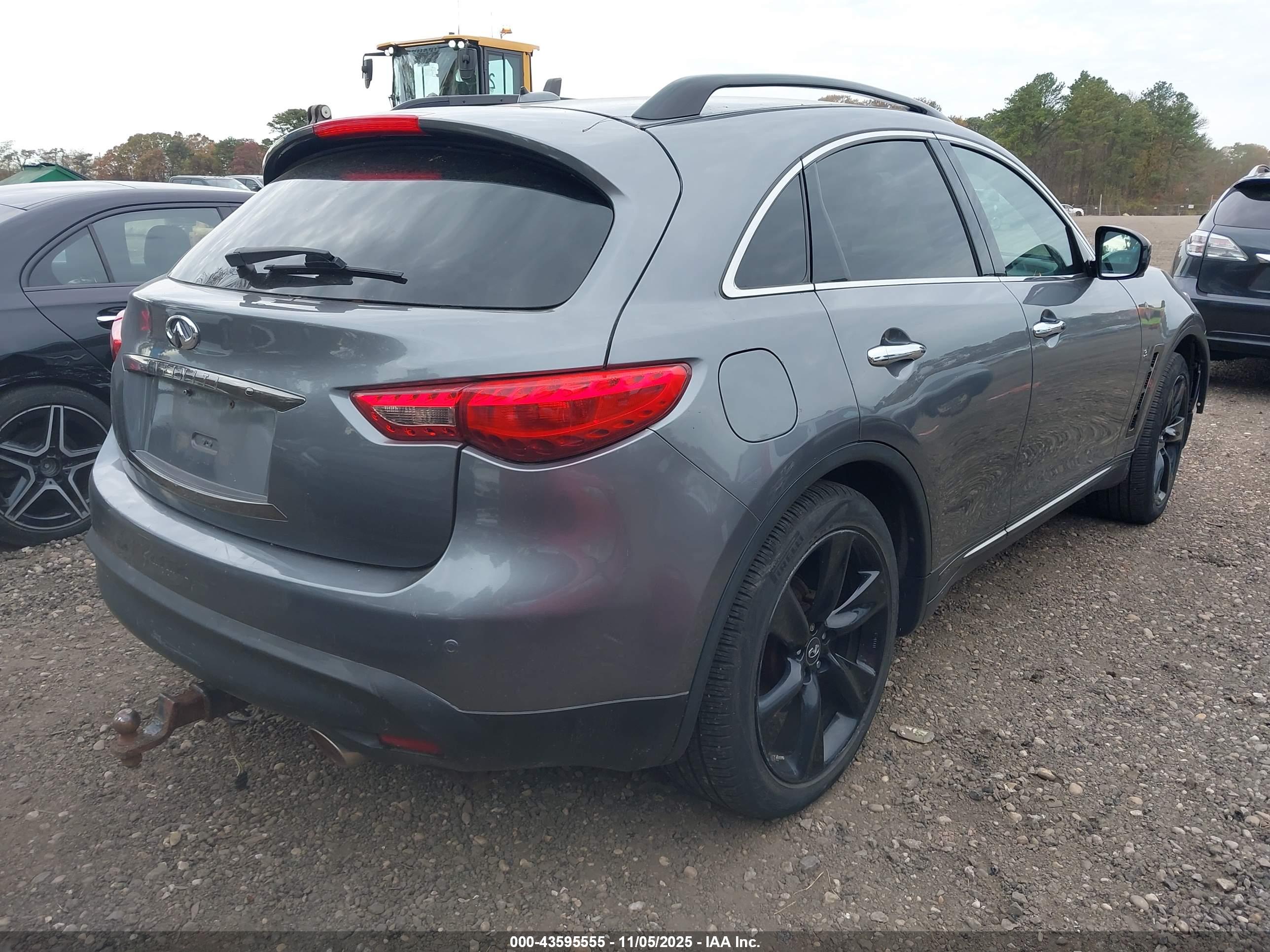 INFINITI QX70 image 4