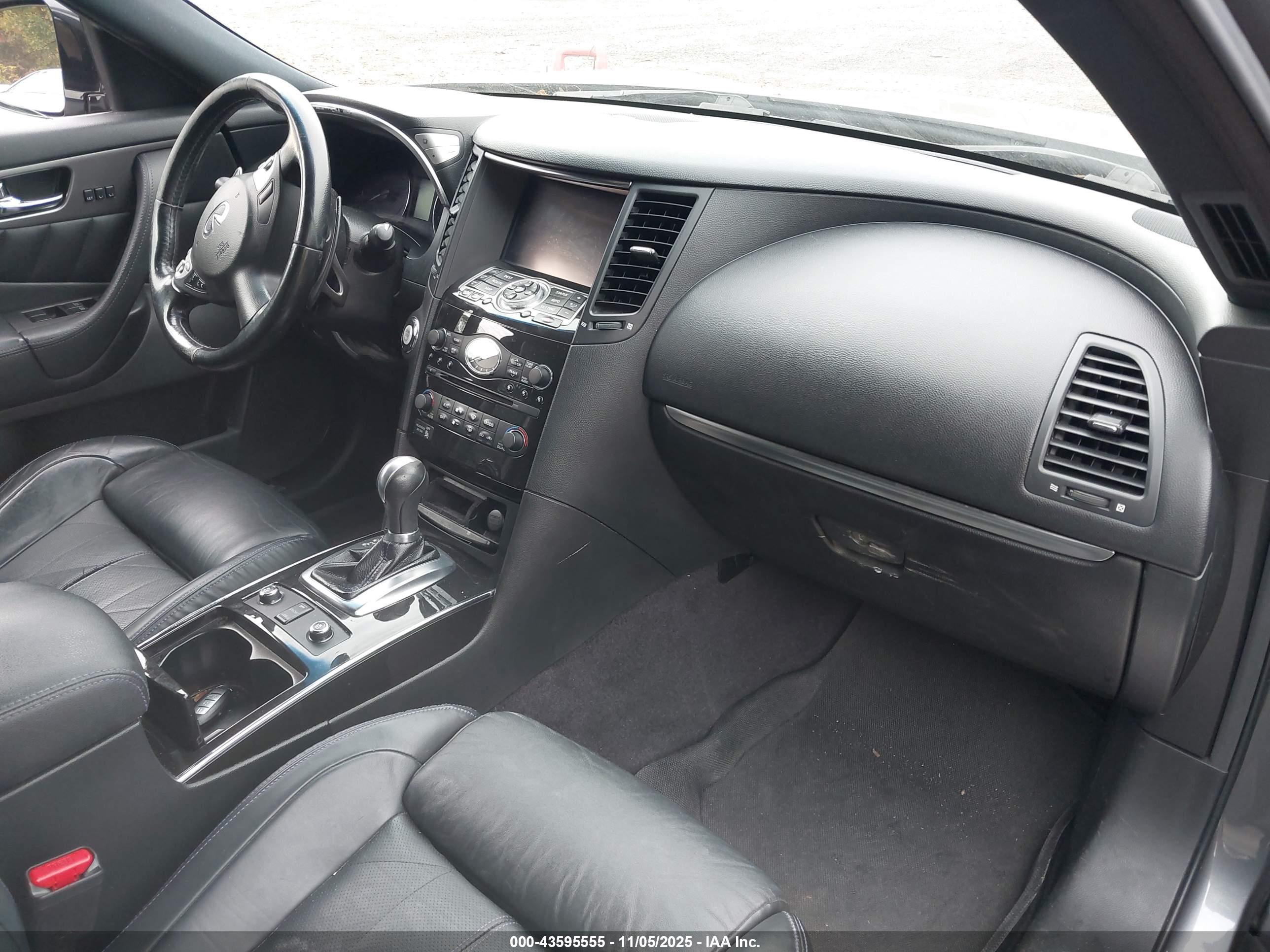 INFINITI QX70 image 5