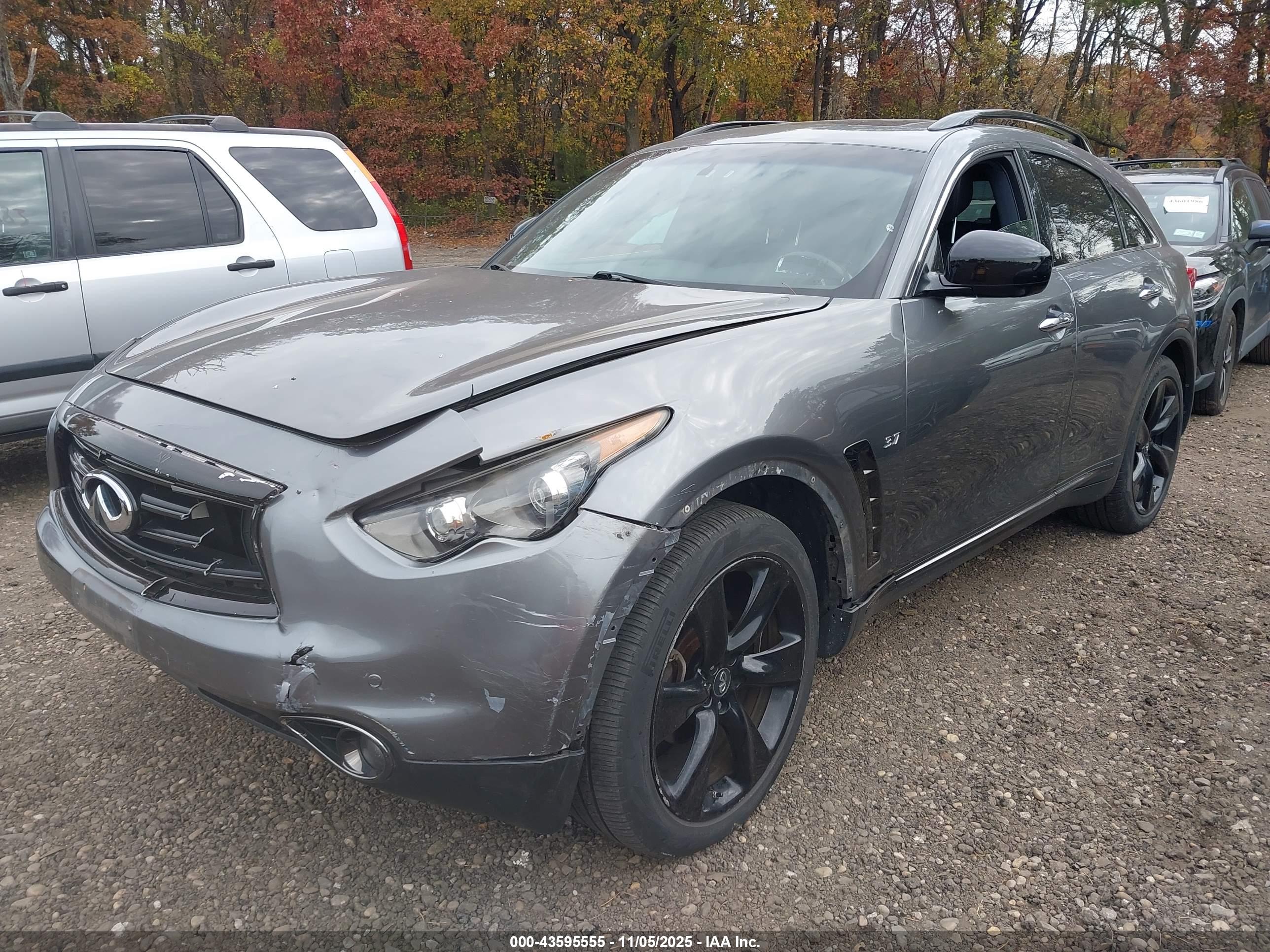 INFINITI QX70 image 6