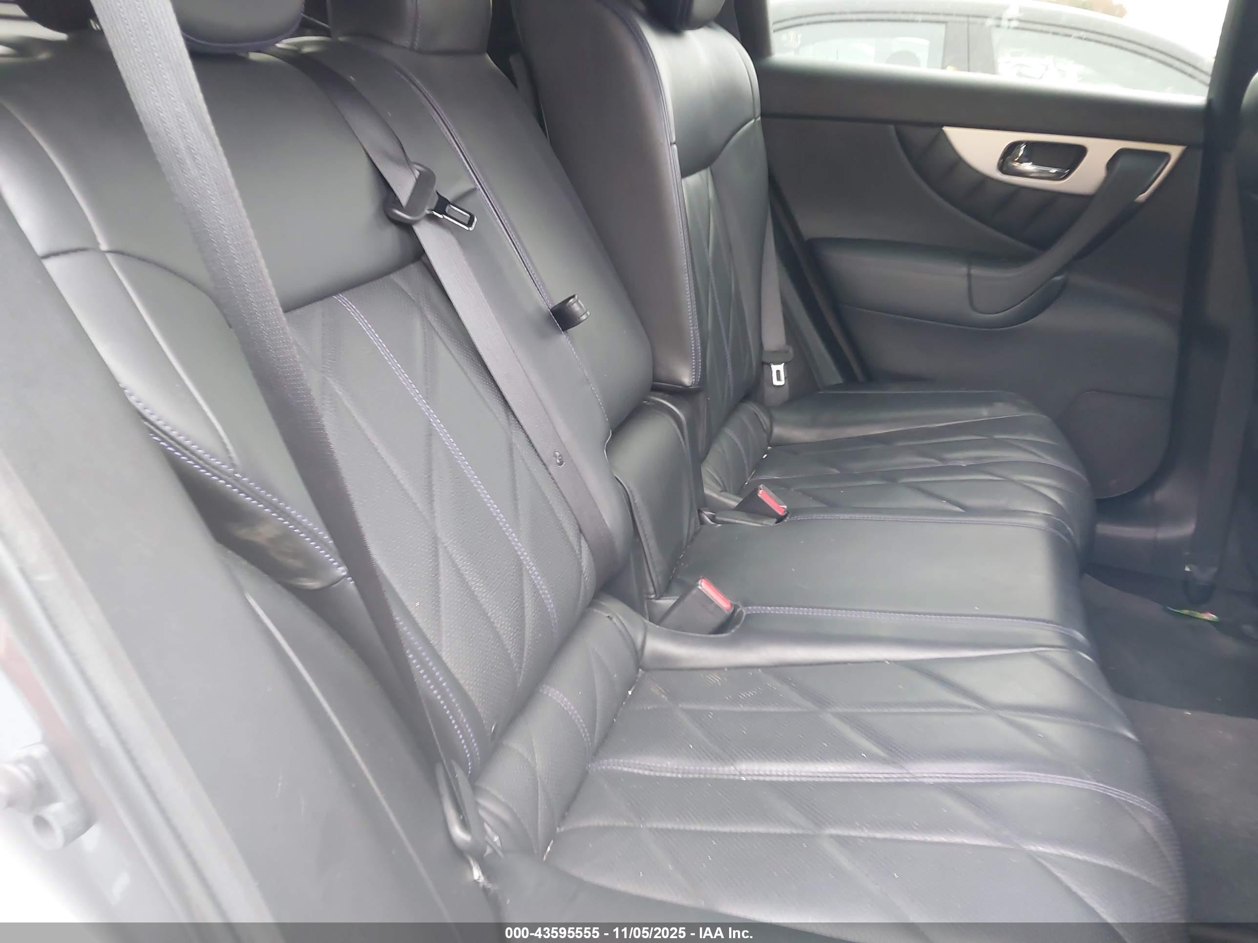 INFINITI QX70 image 8