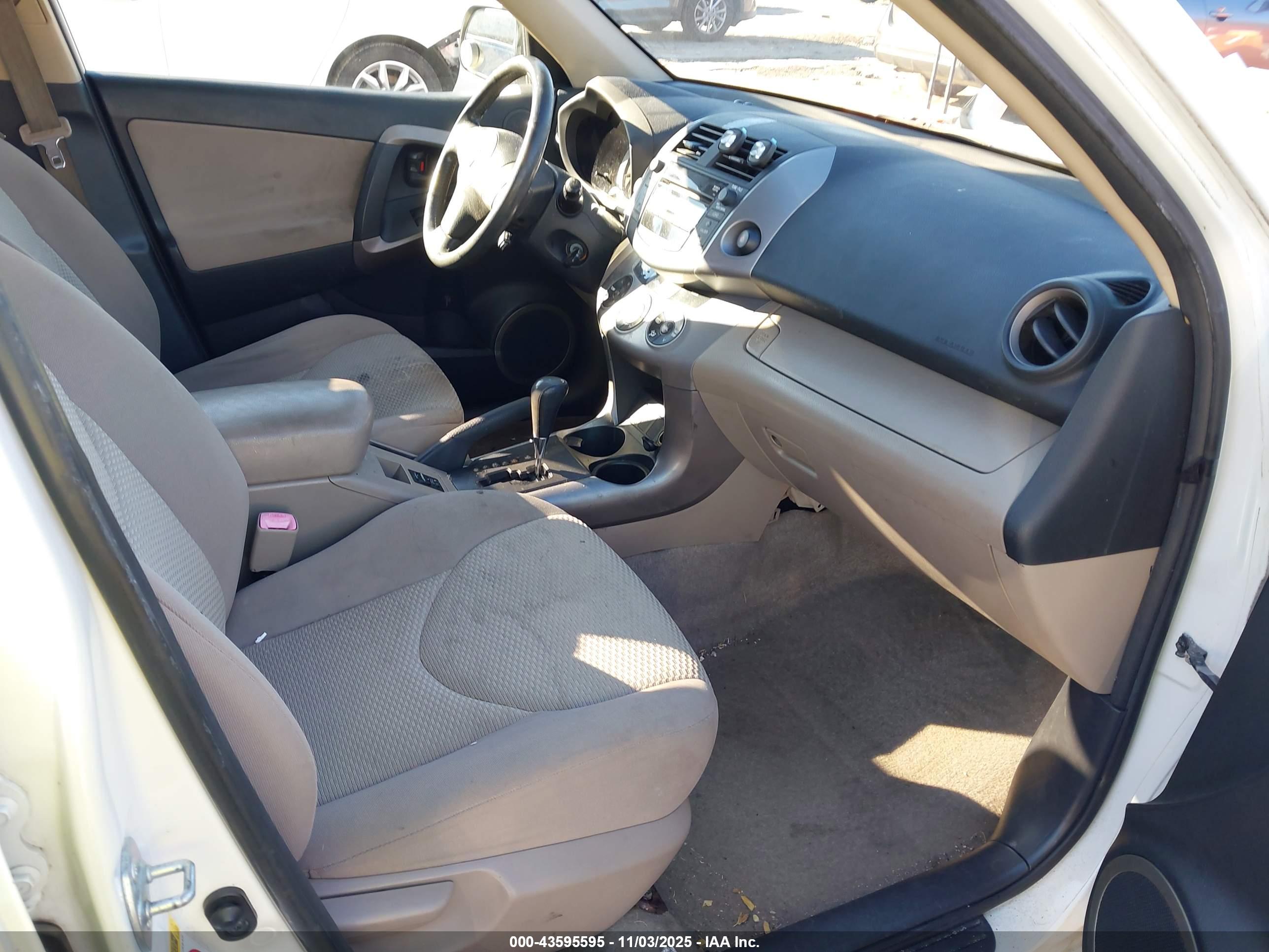 TOYOTA RAV4 image 5