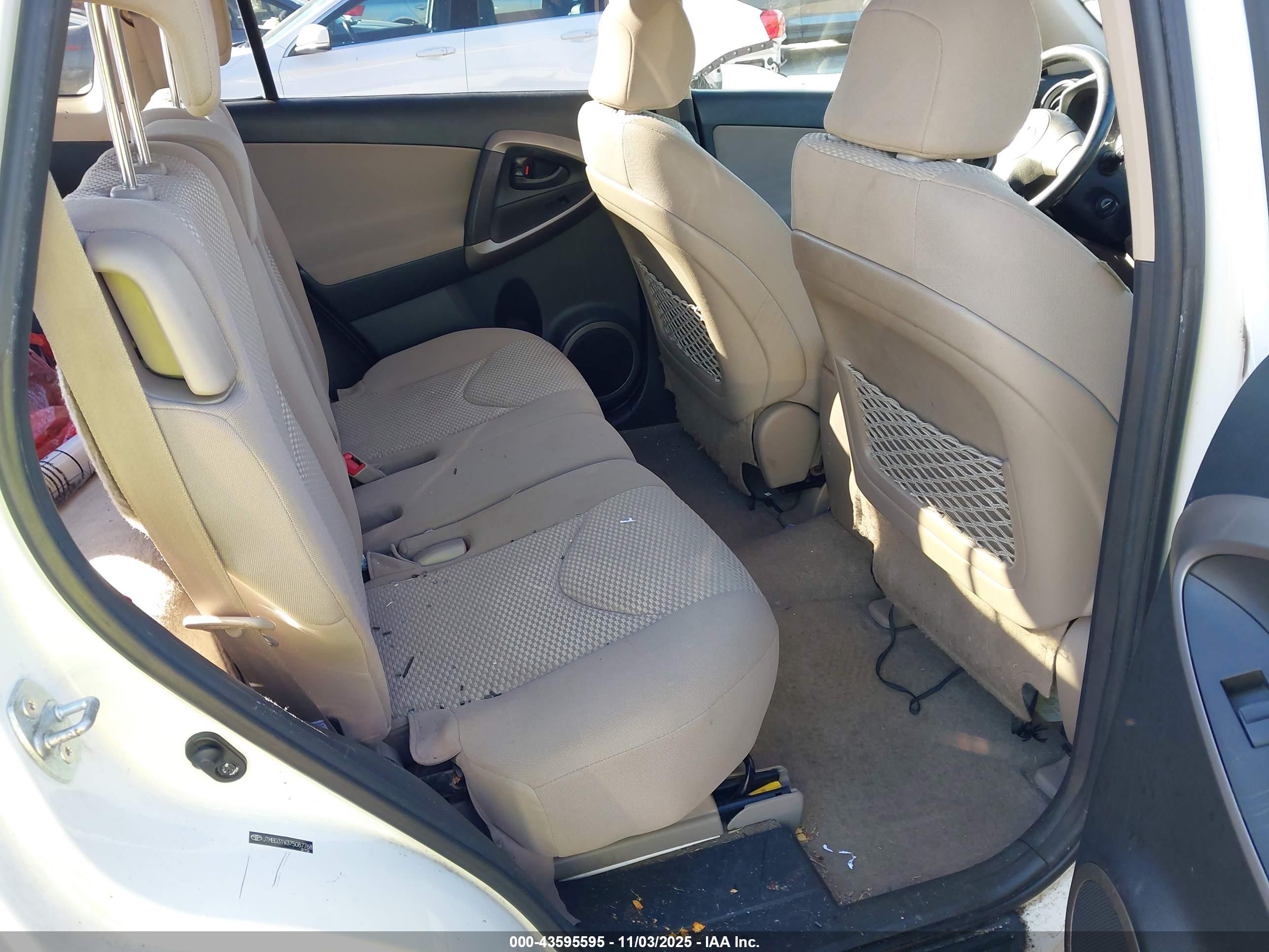 TOYOTA RAV4 image 8
