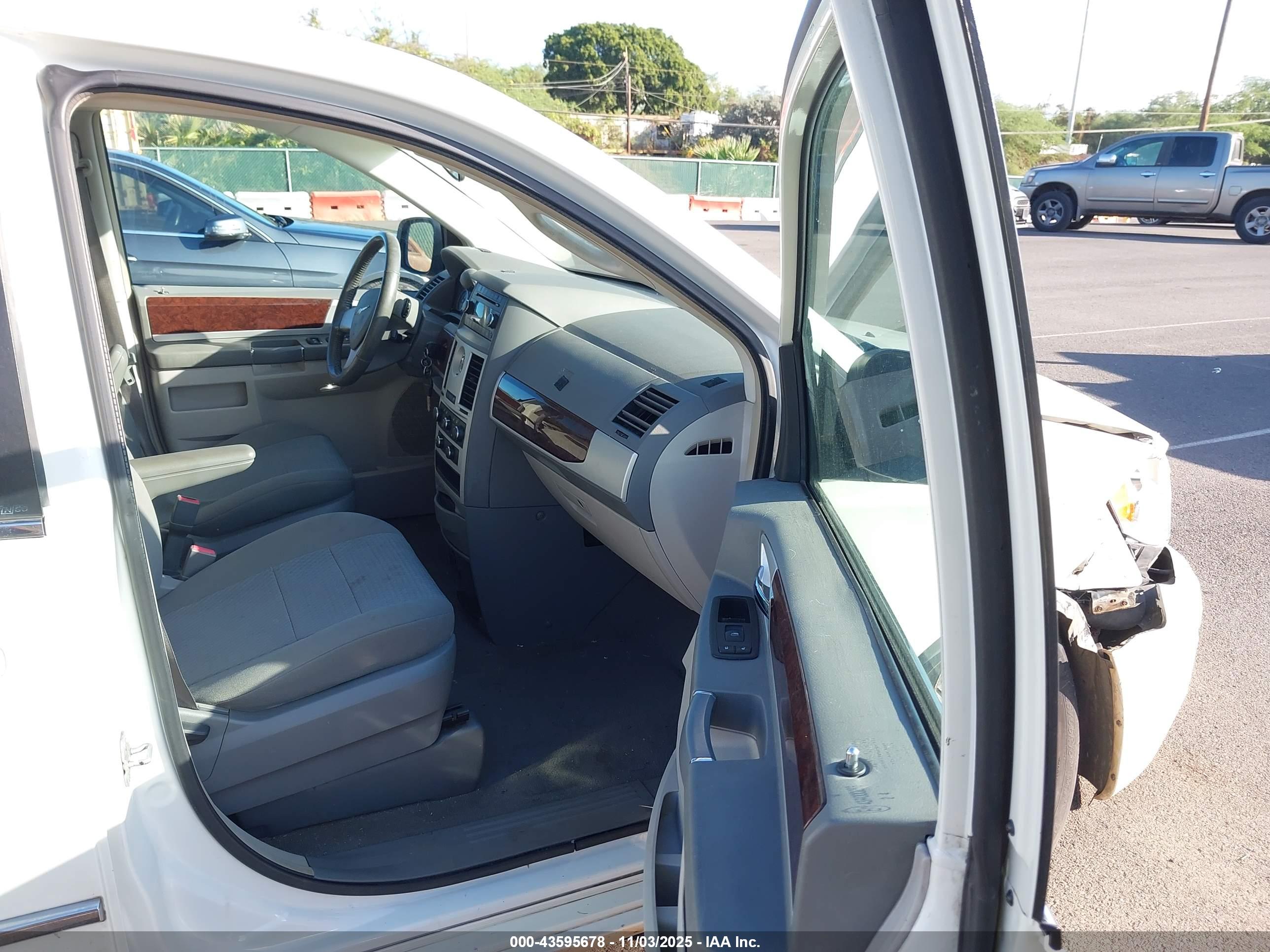 CHRYSLER TOWN image 5