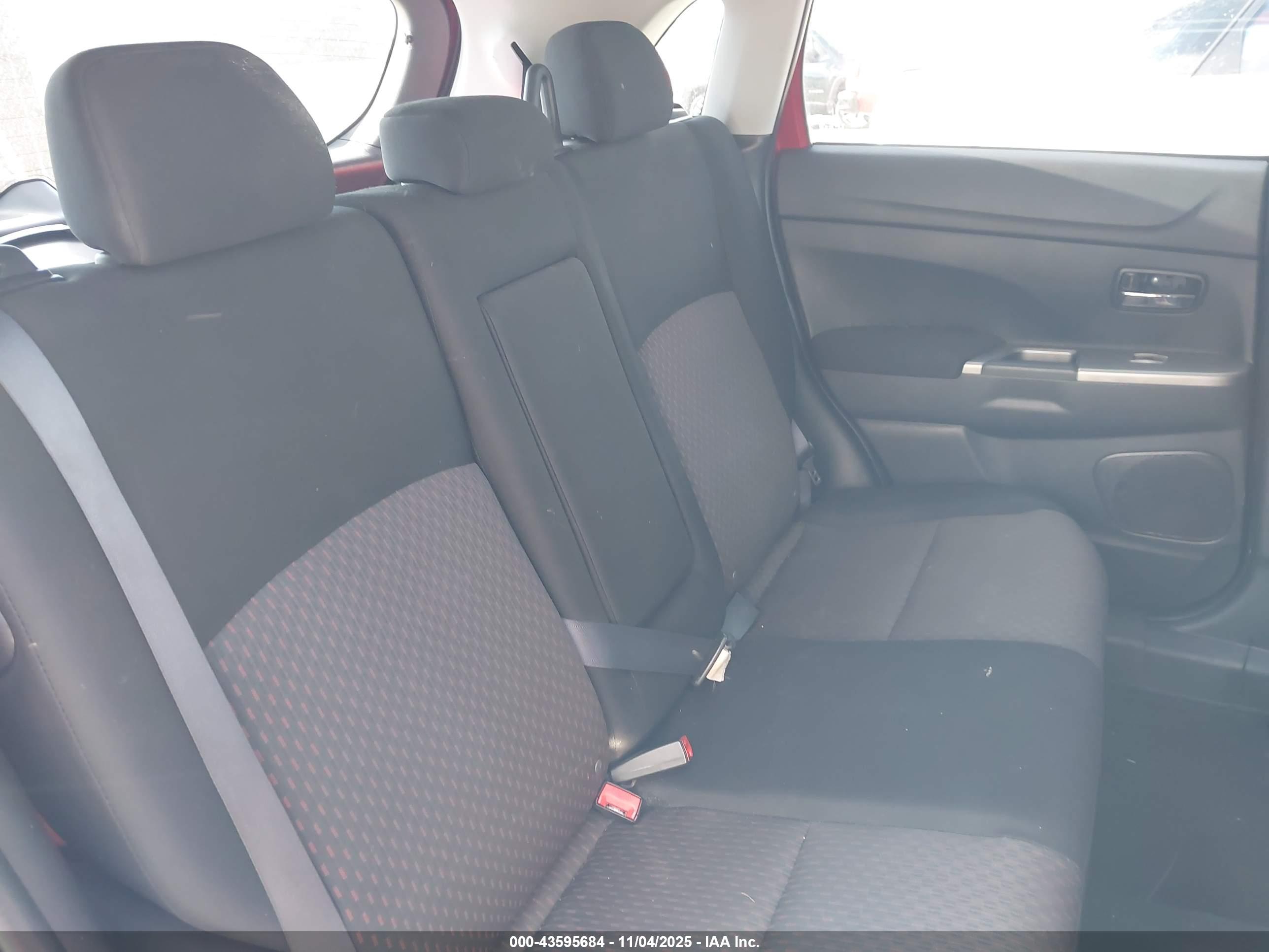 MITSUBISHI OUTLANDER image 8