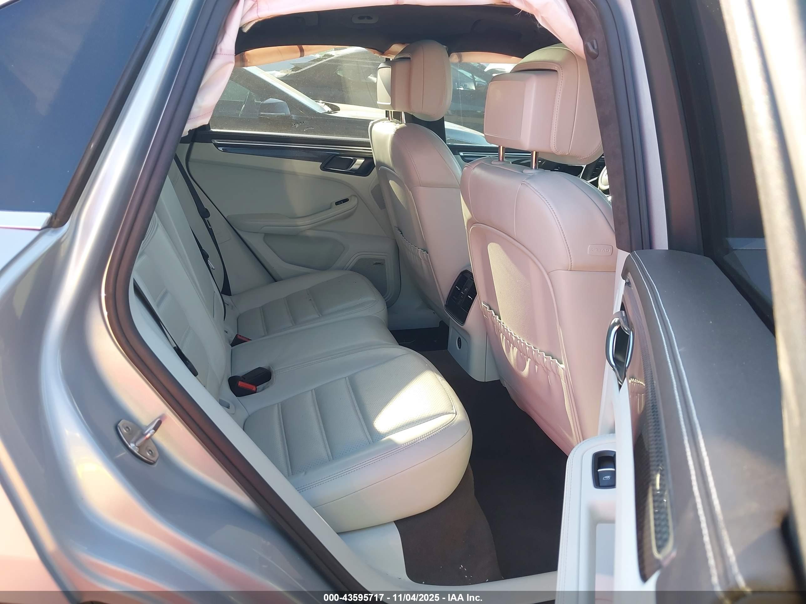 PORSCHE MACAN image 8