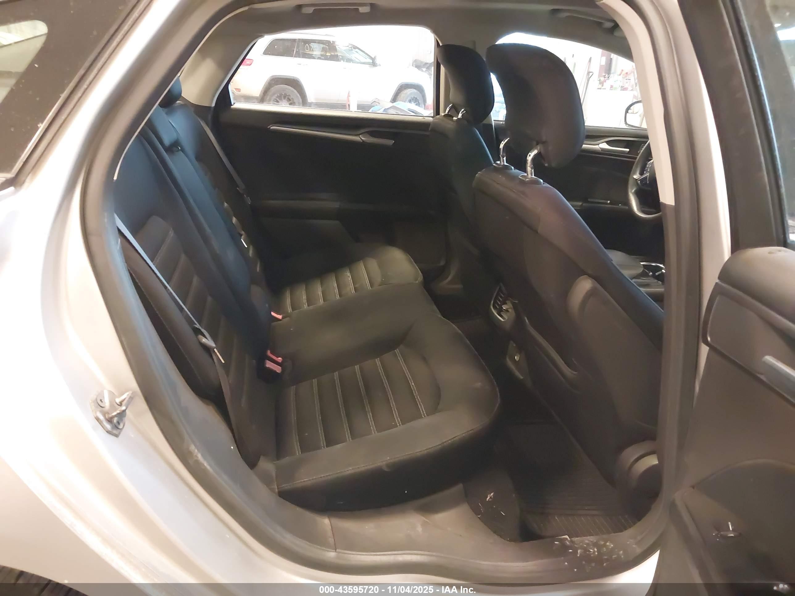 FORD FUSION image 8