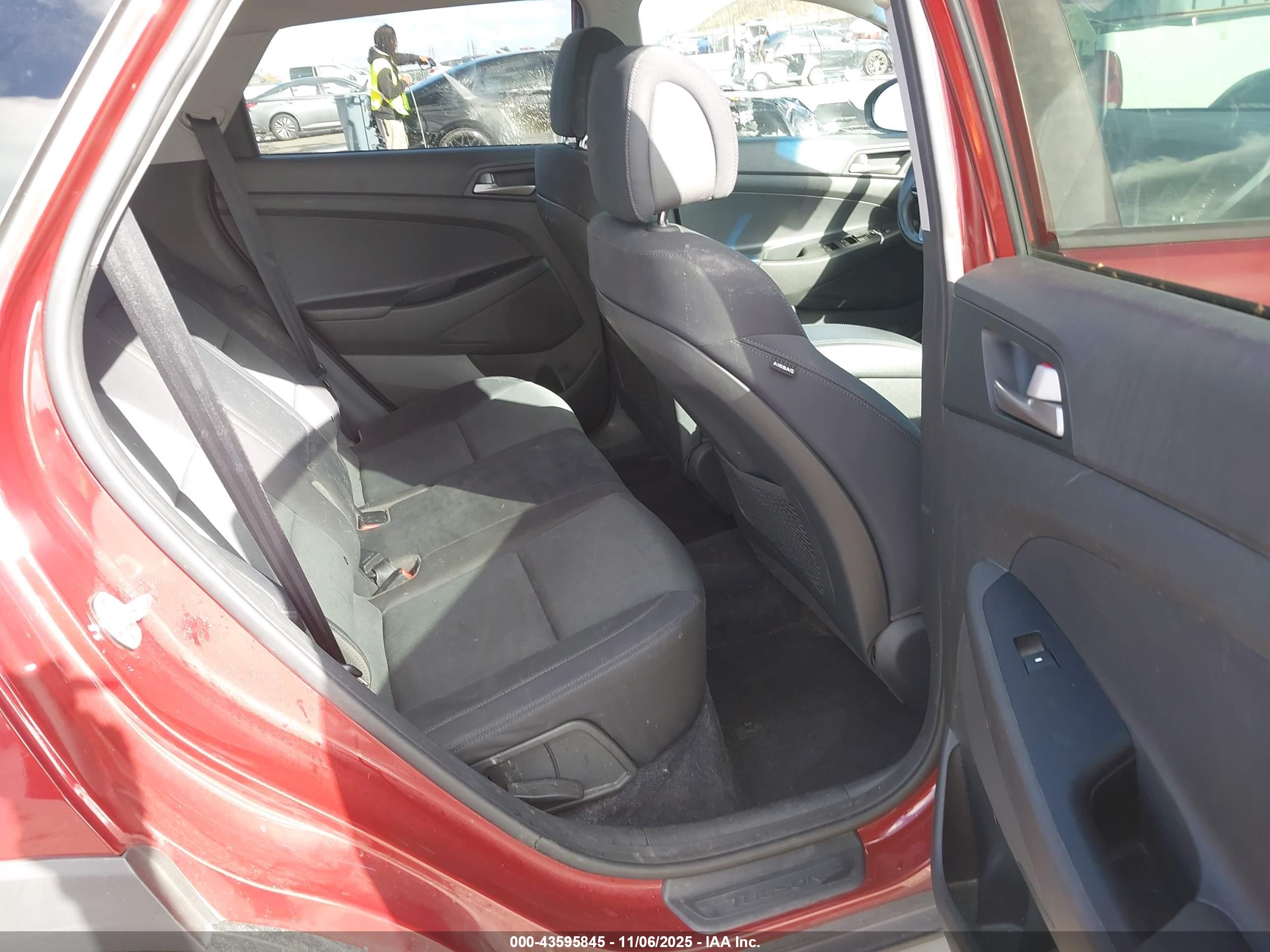 HYUNDAI TUCSON image 8