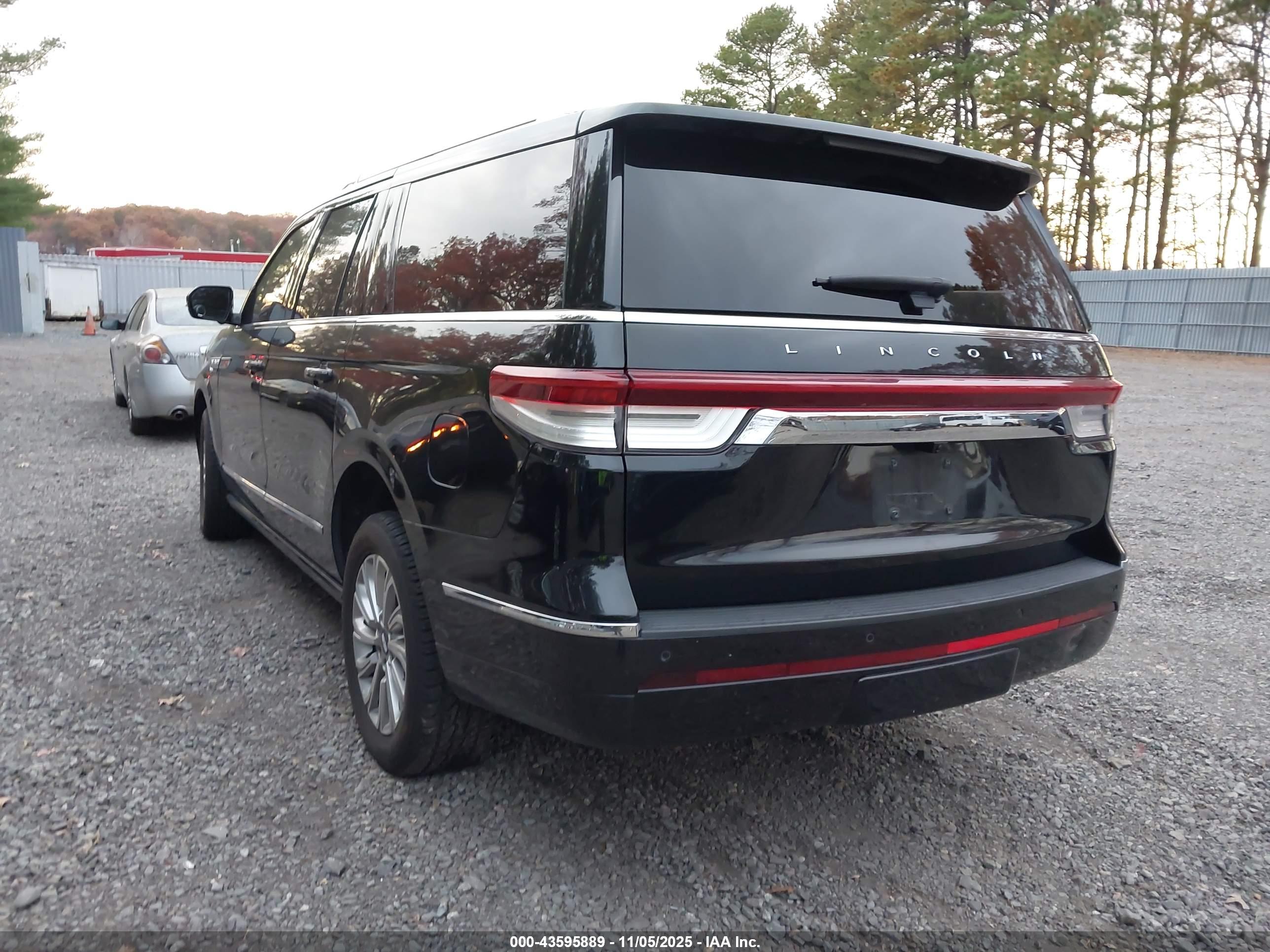 LINCOLN NAVIGATOR image 3