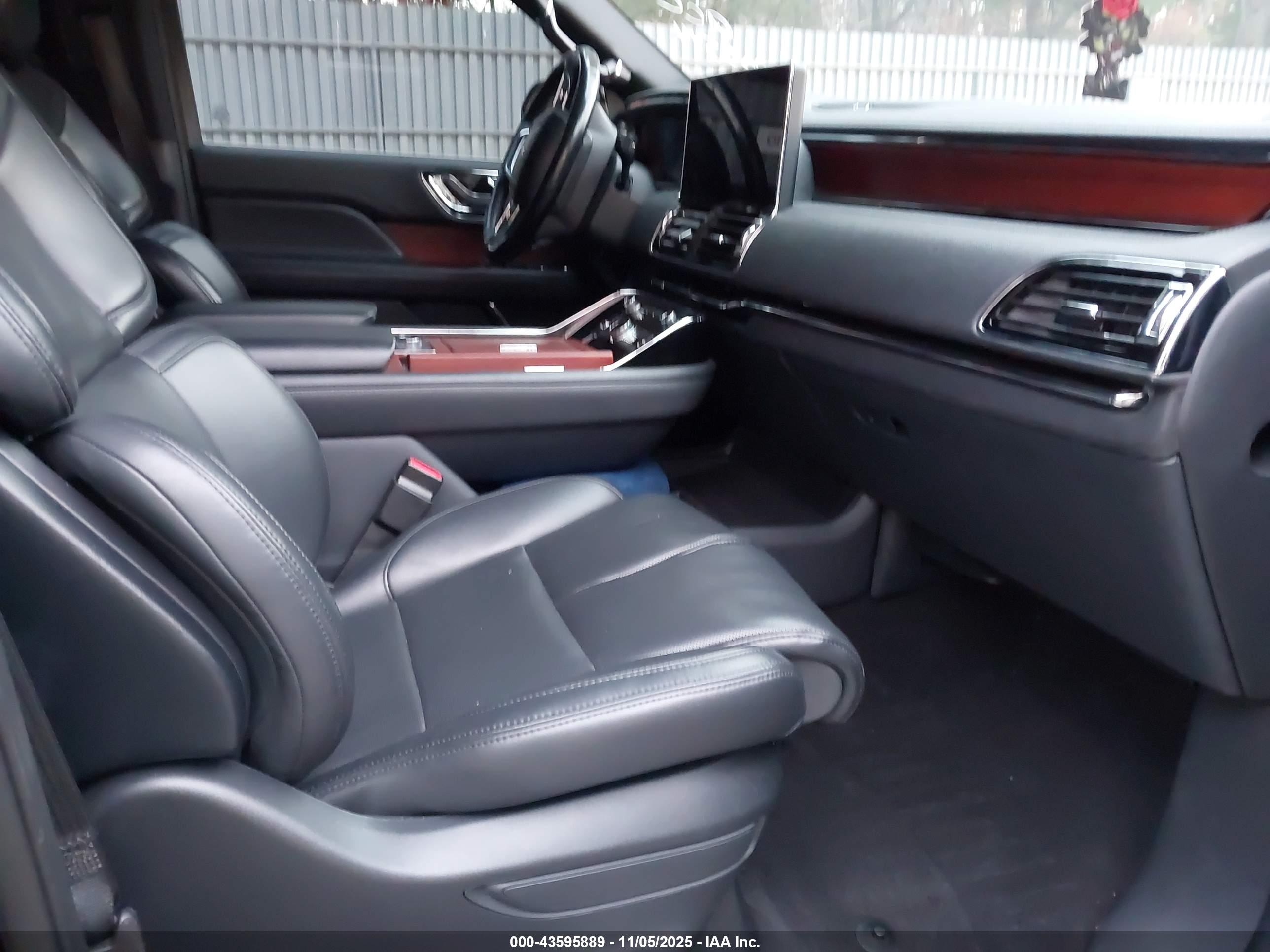 LINCOLN NAVIGATOR image 5
