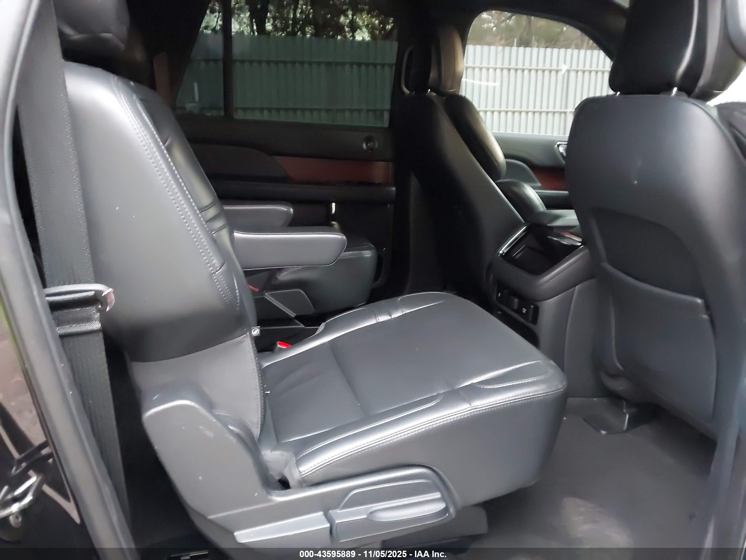 LINCOLN NAVIGATOR image 8