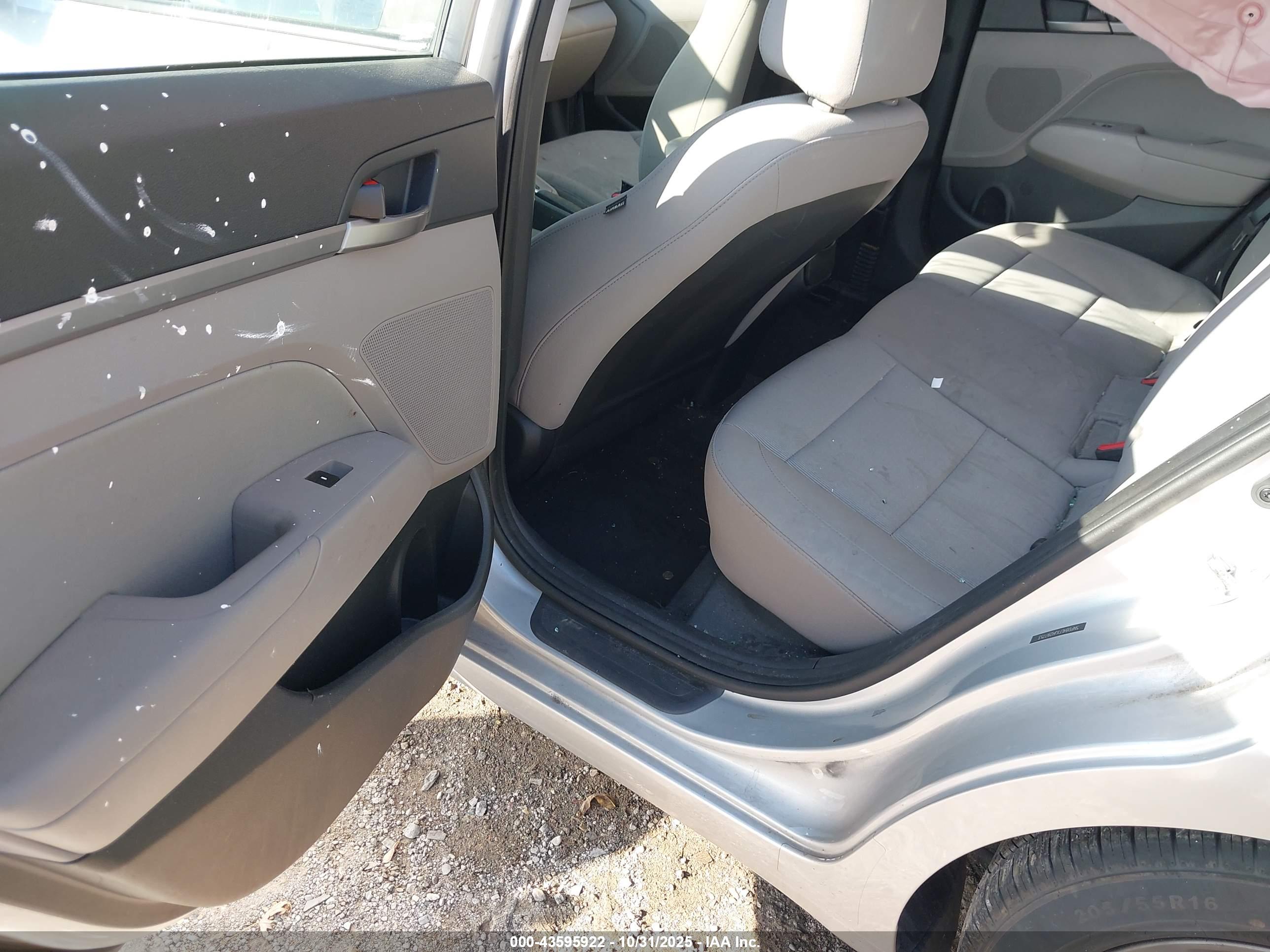 HYUNDAI ELANTRA image 8