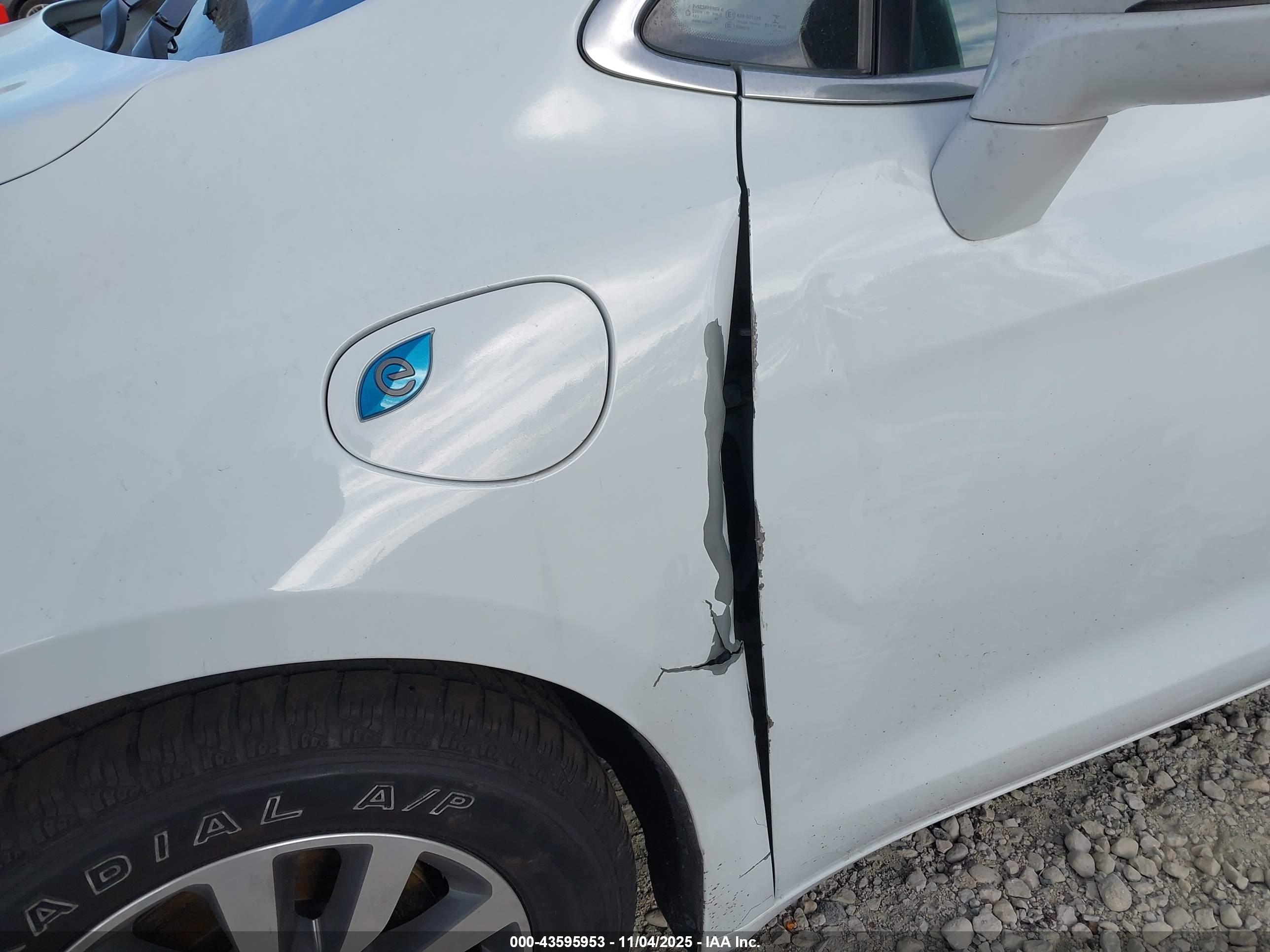 CHRYSLER PACIFICA image 6