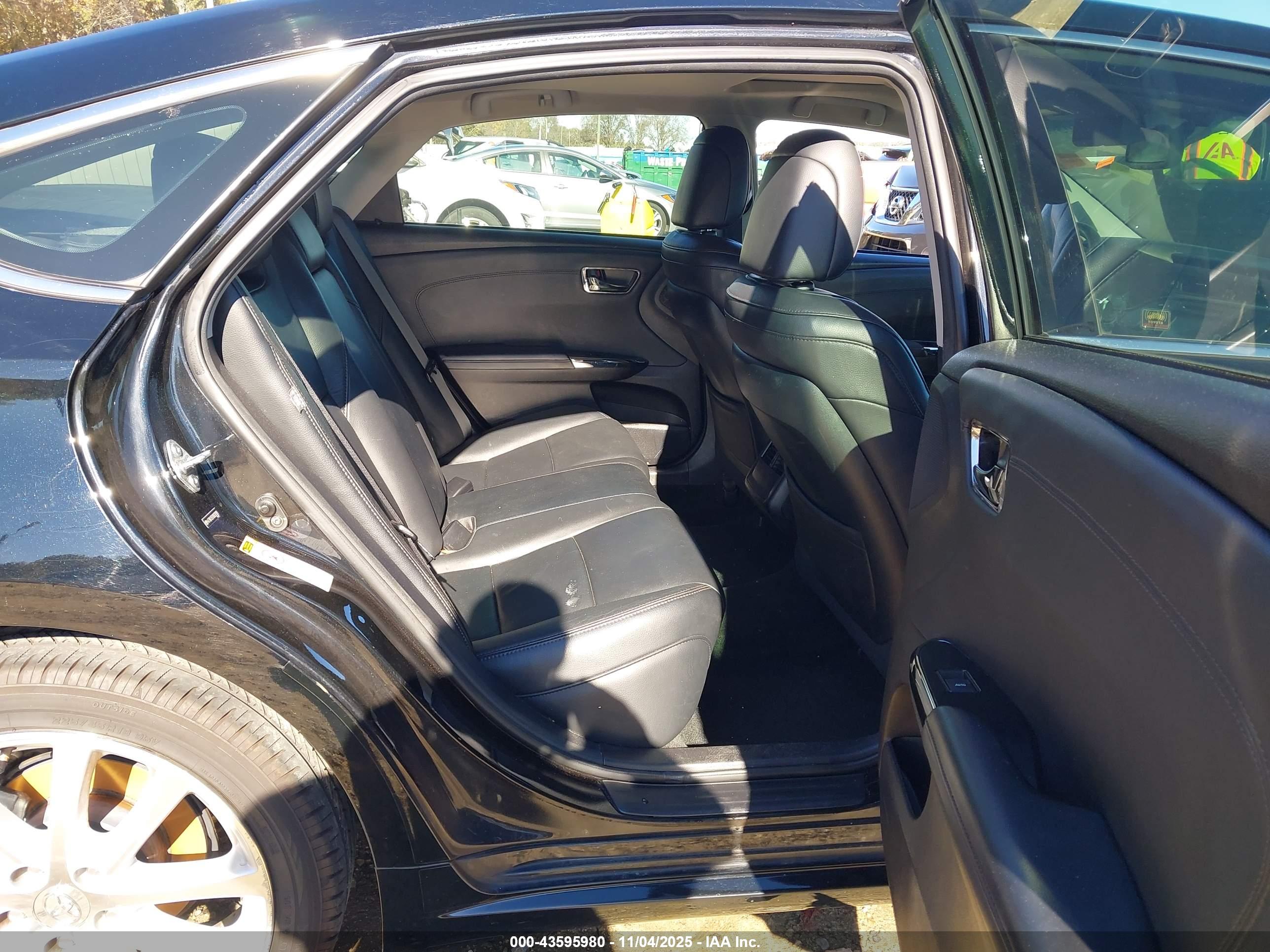 TOYOTA AVALON image 8