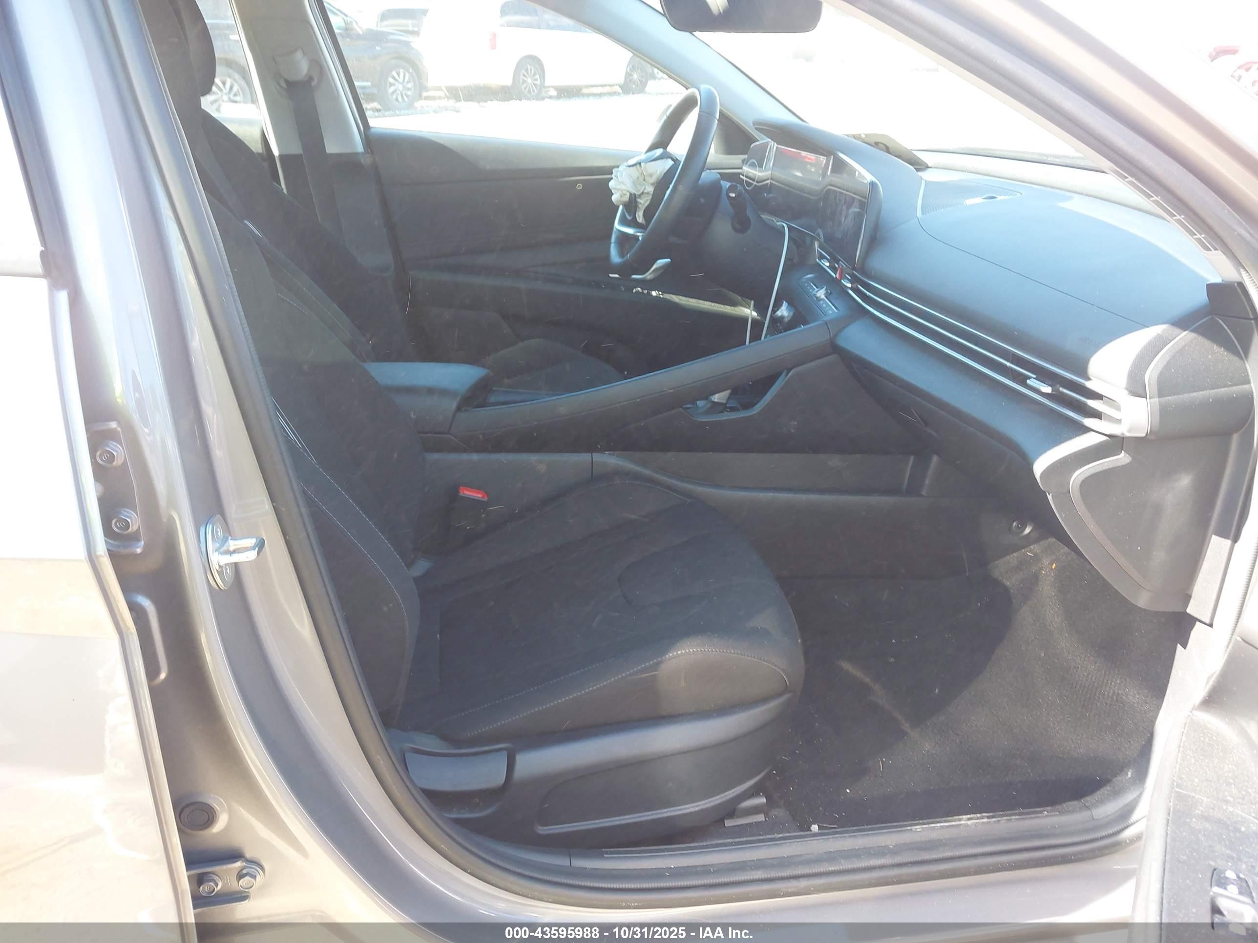 HYUNDAI ELANTRA image 5