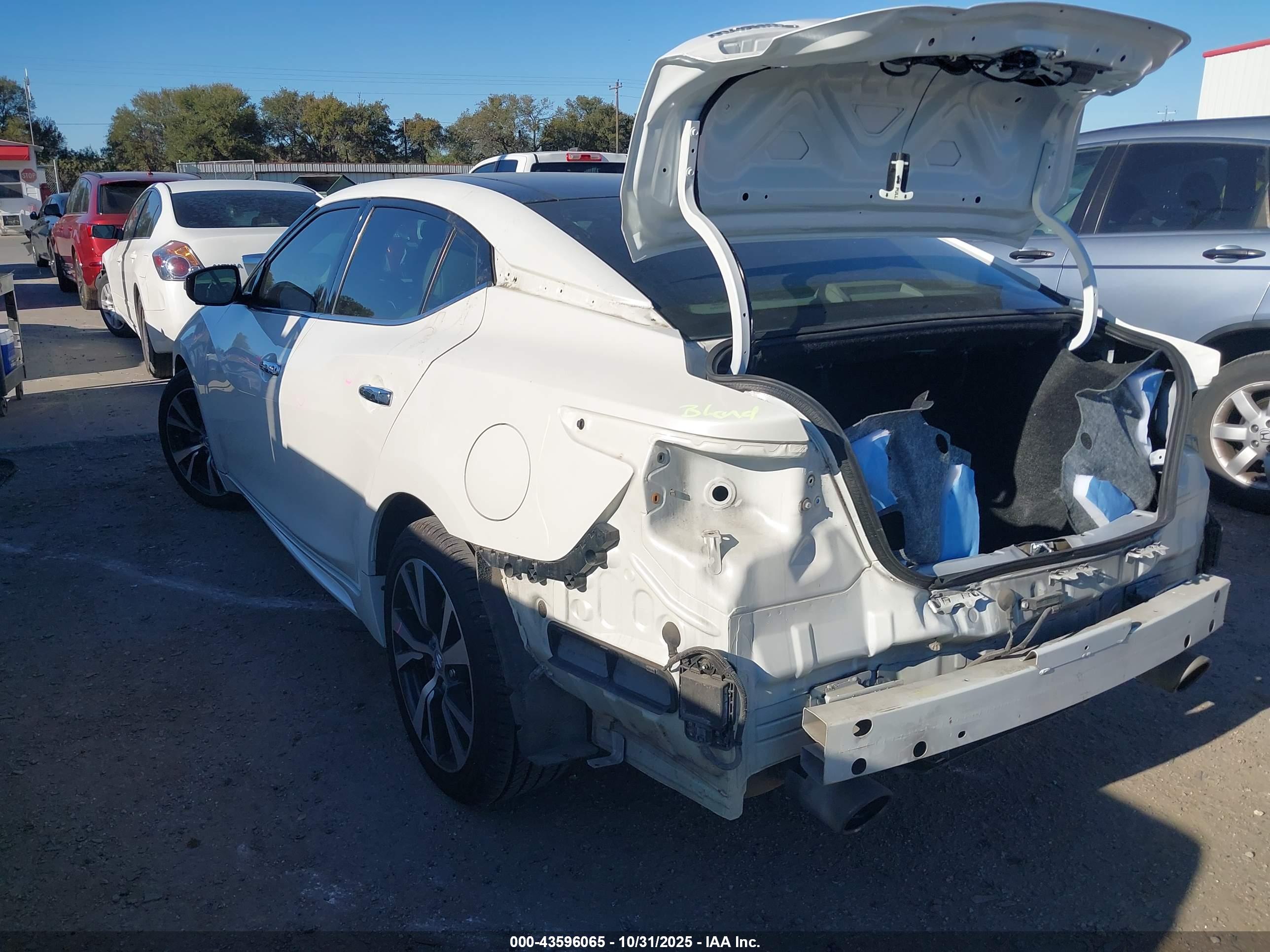 NISSAN MAXIMA image 3