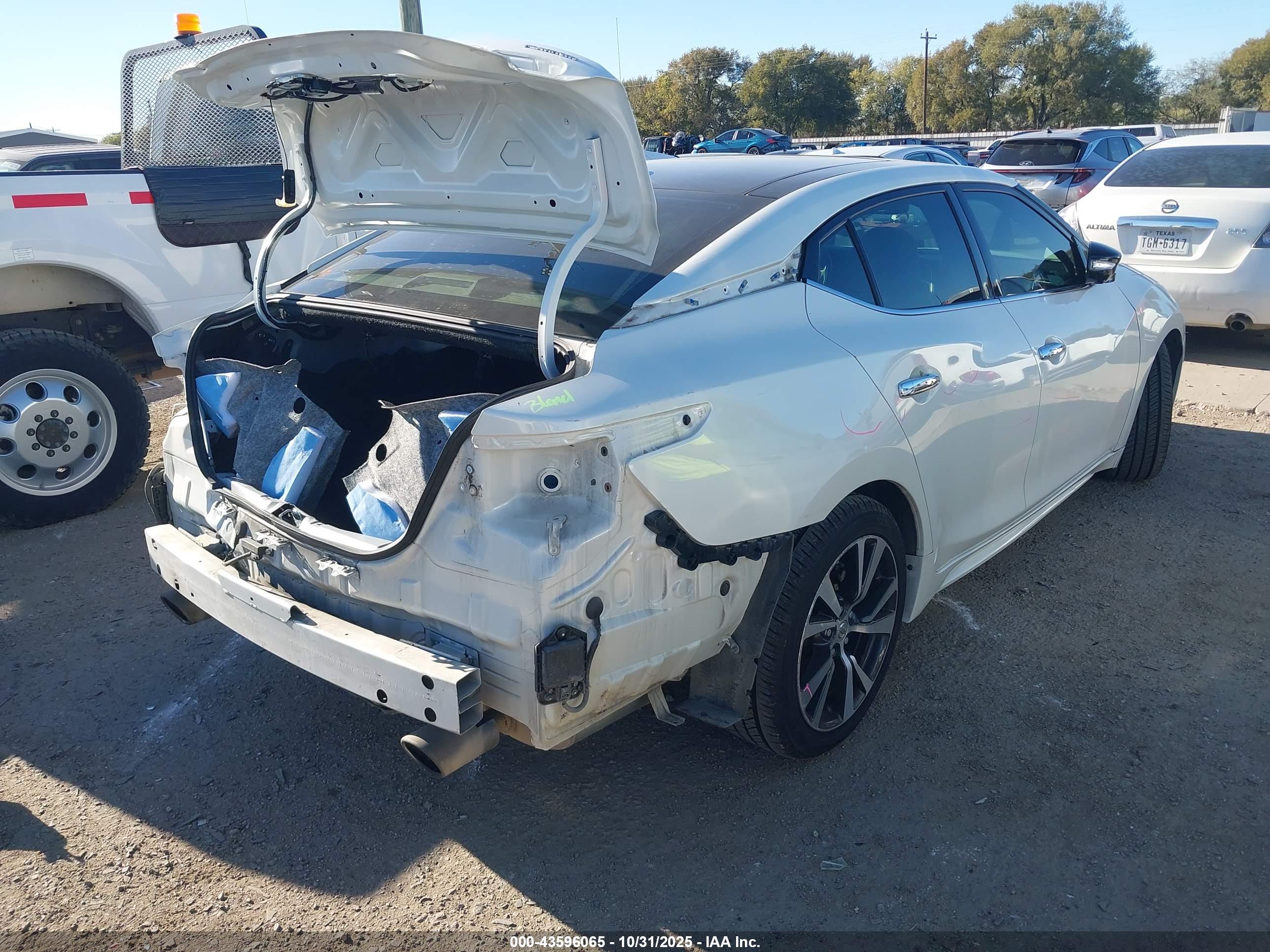 NISSAN MAXIMA image 4