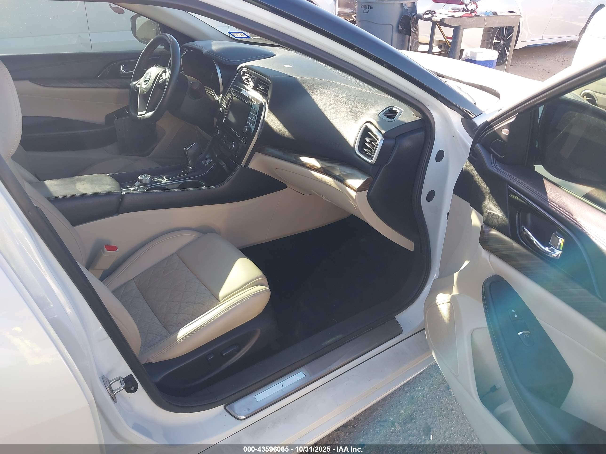 NISSAN MAXIMA image 5