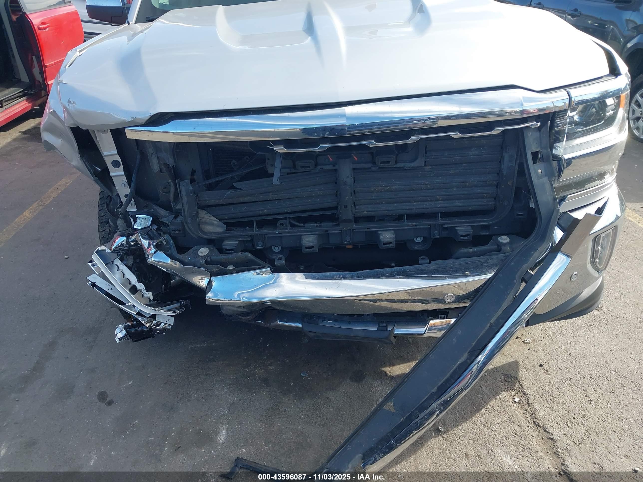 CHEVROLET SILVERADO image 6