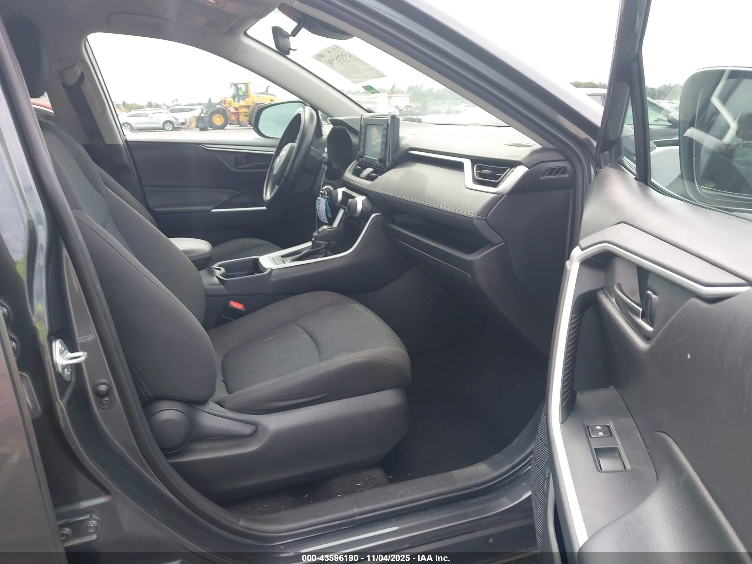 TOYOTA RAV4 image 5