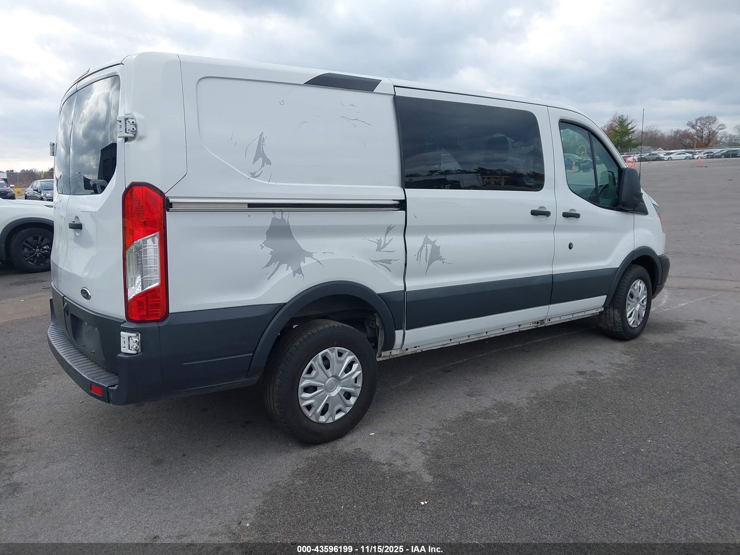 FORD TRANSIT-250 image 4