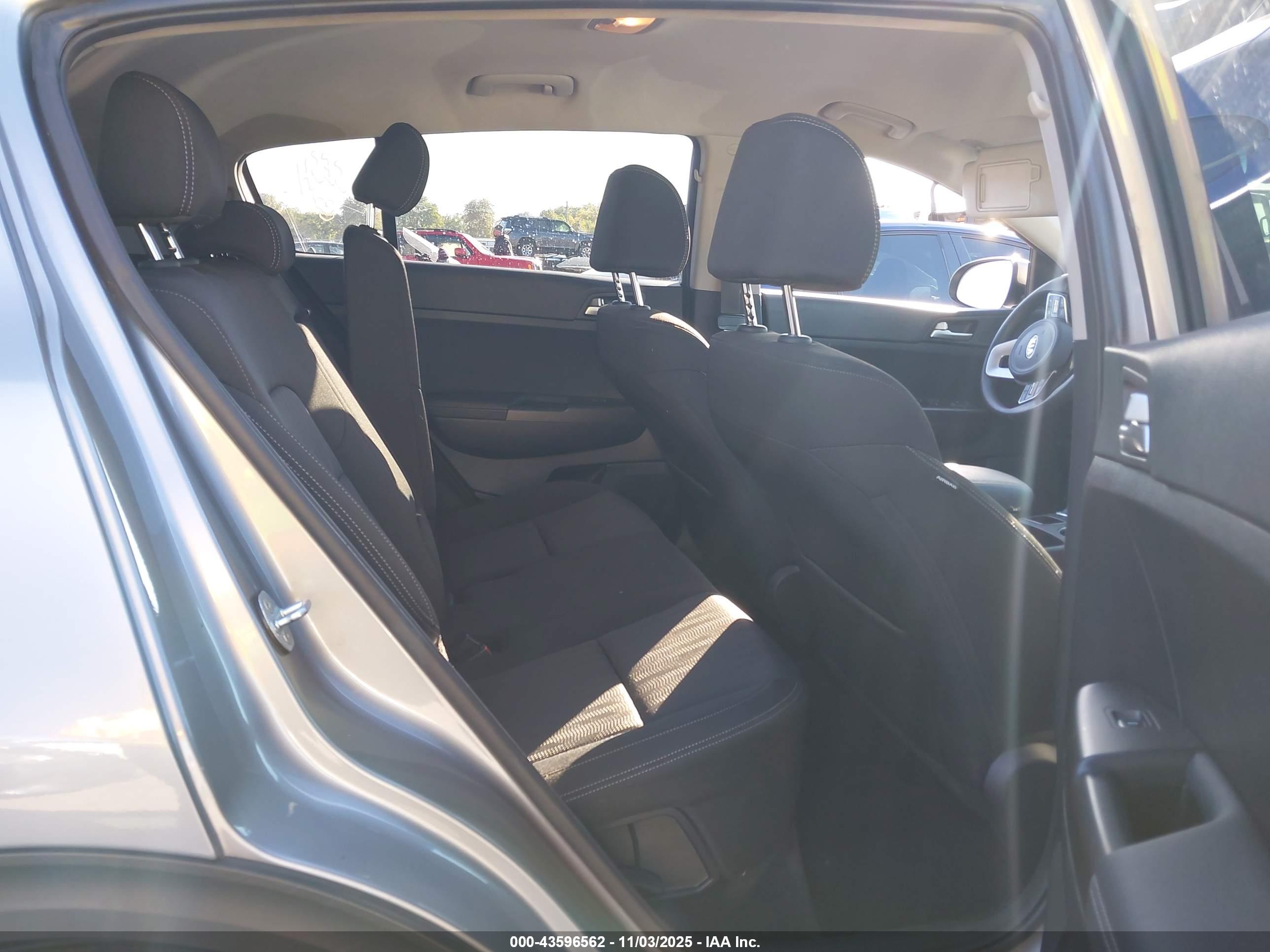 KIA SPORTAGE image 8