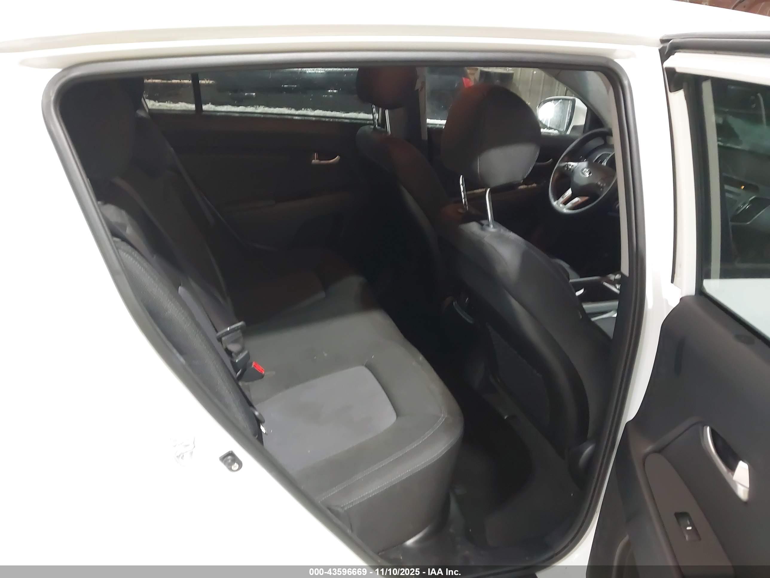 KIA SPORTAGE image 8