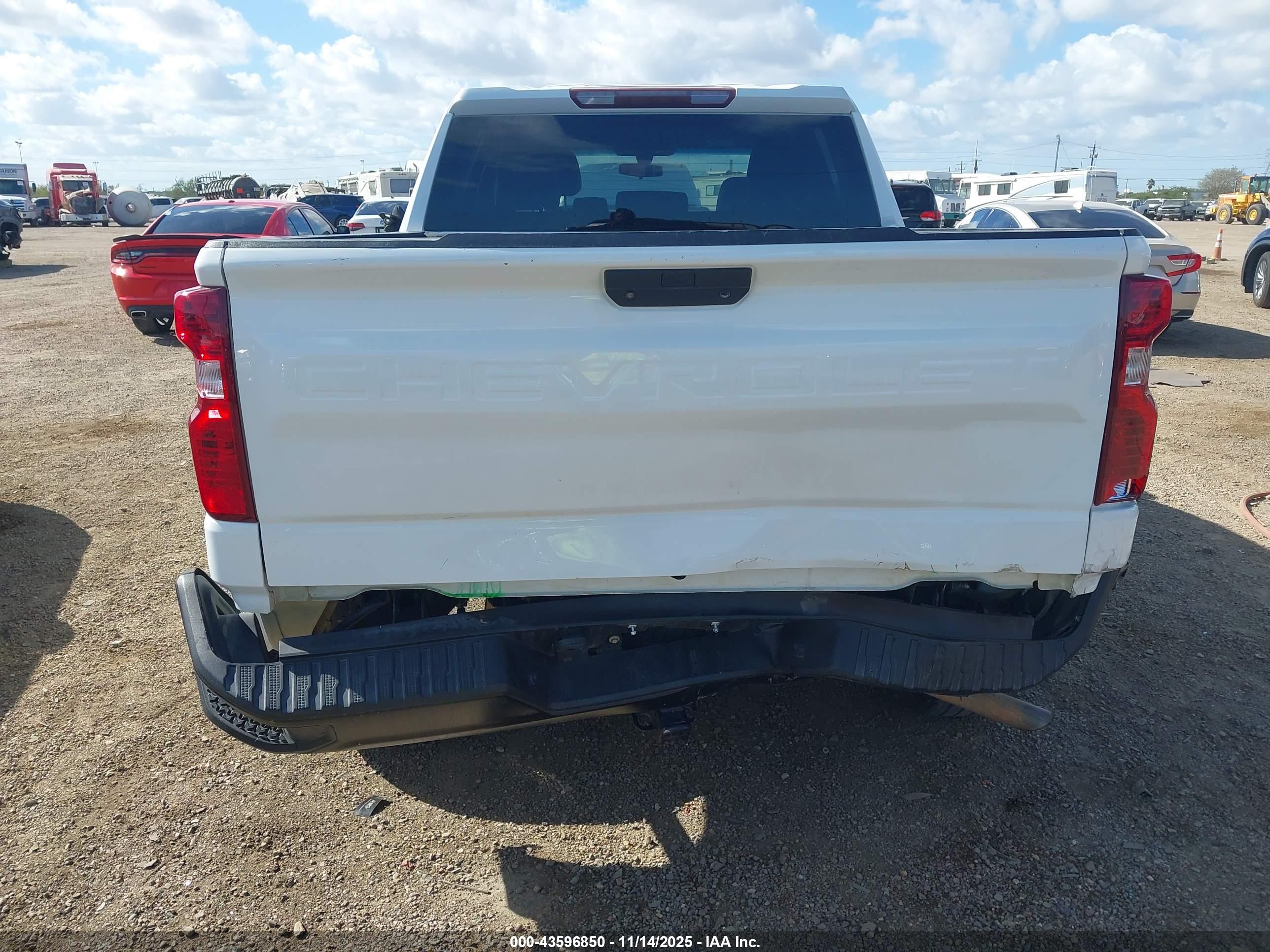 CHEVROLET SILVERADO image 6