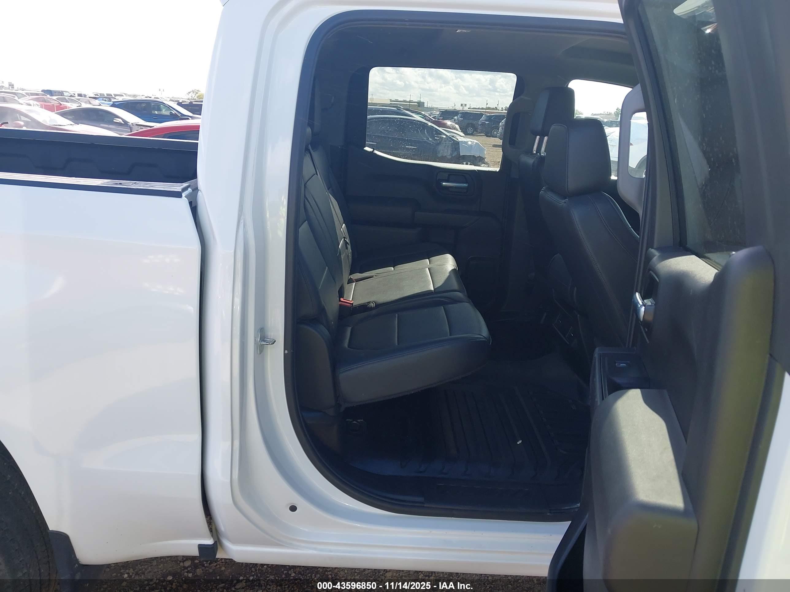 CHEVROLET SILVERADO image 8