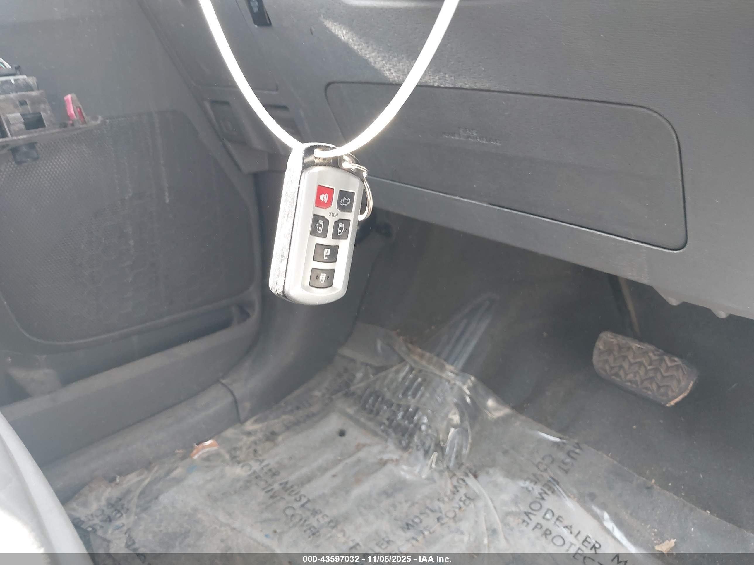 TOYOTA SIENNA image 11