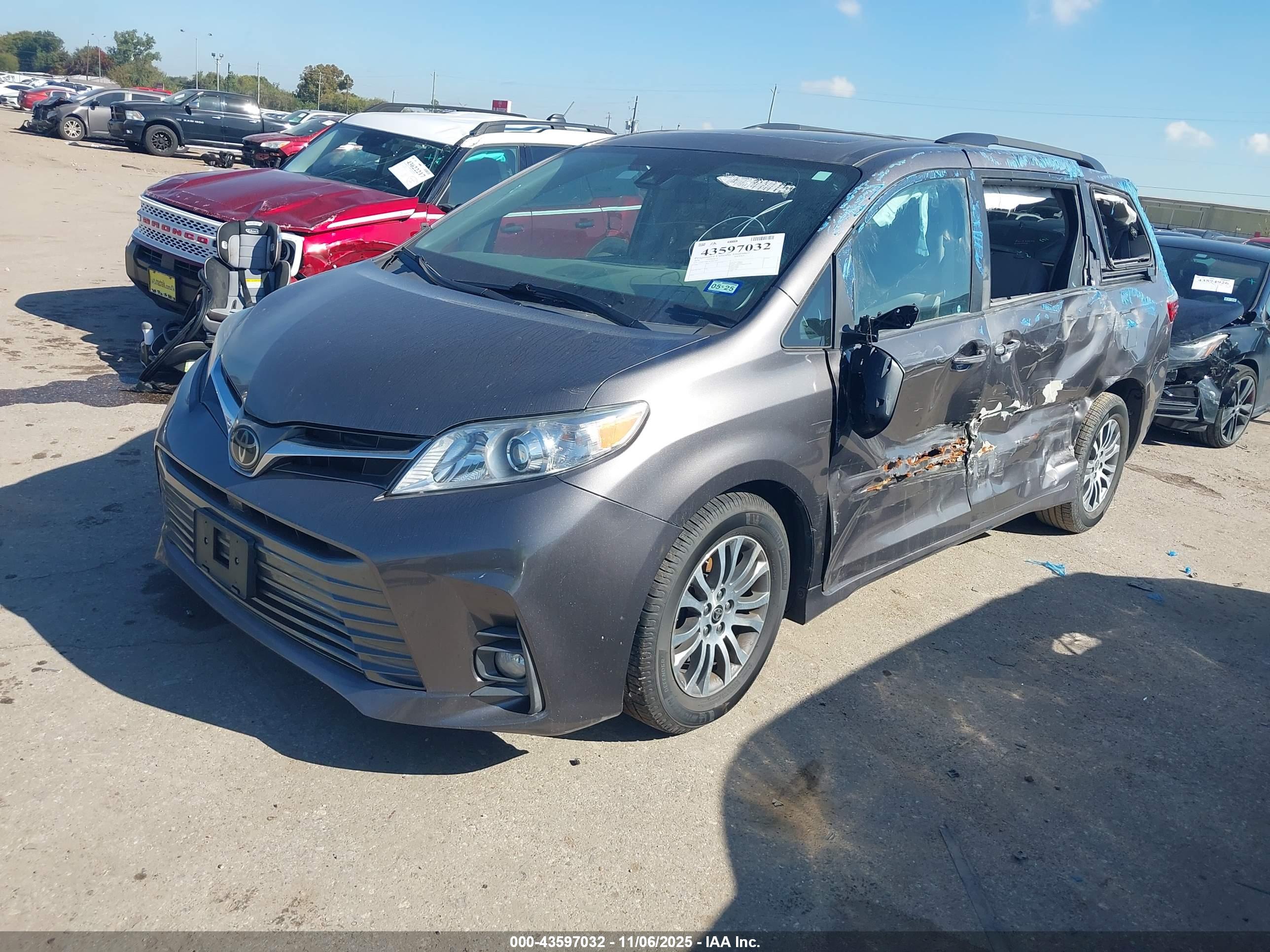 TOYOTA SIENNA image 2