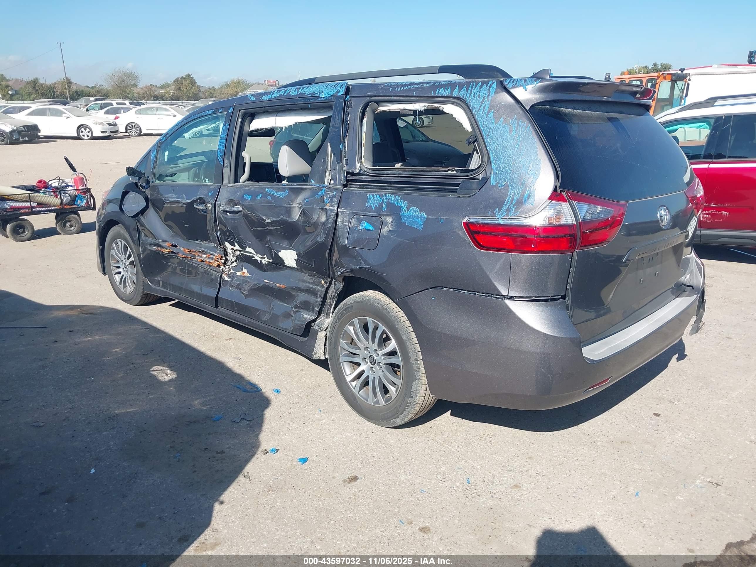 TOYOTA SIENNA image 3