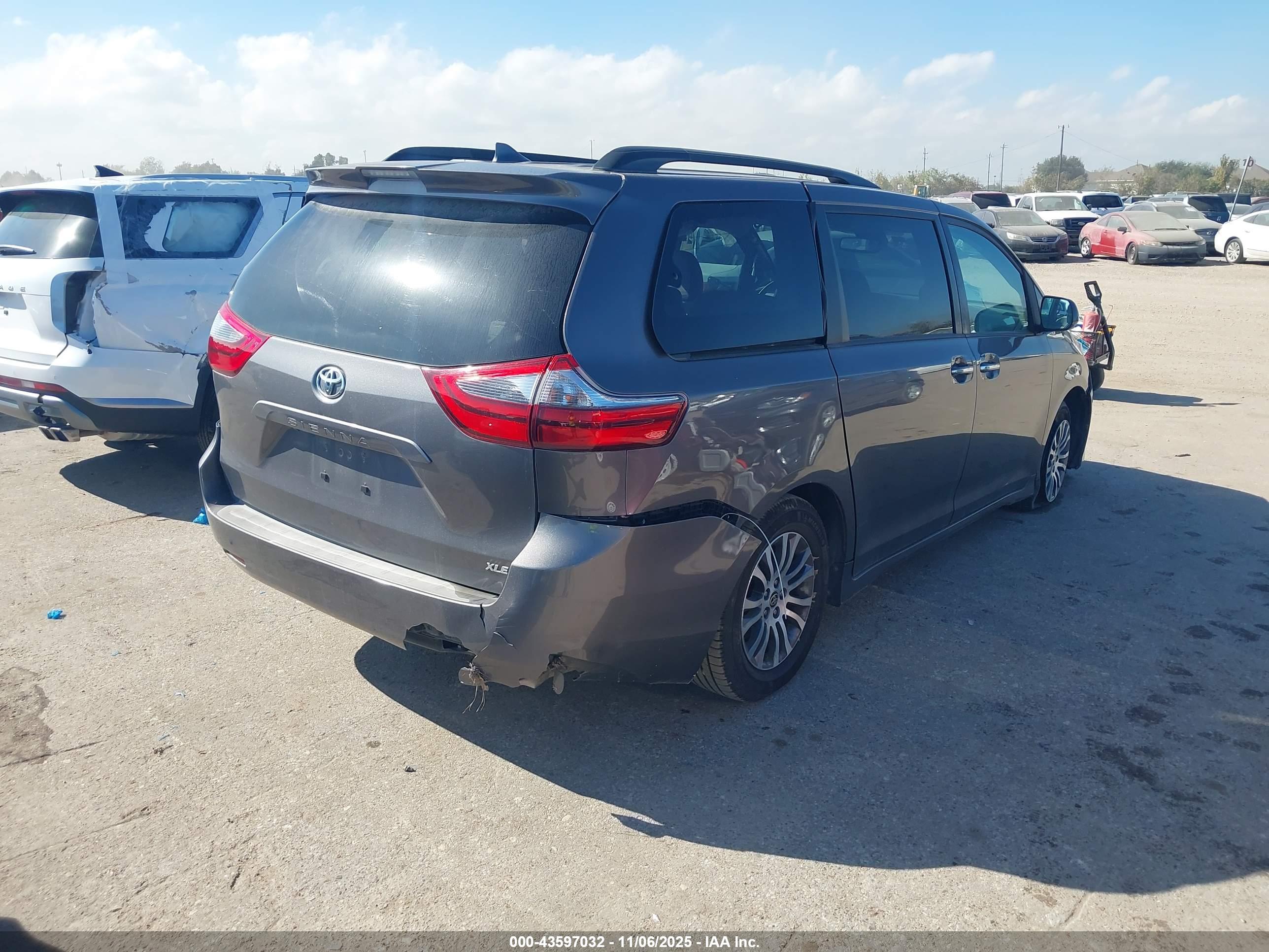 TOYOTA SIENNA image 4