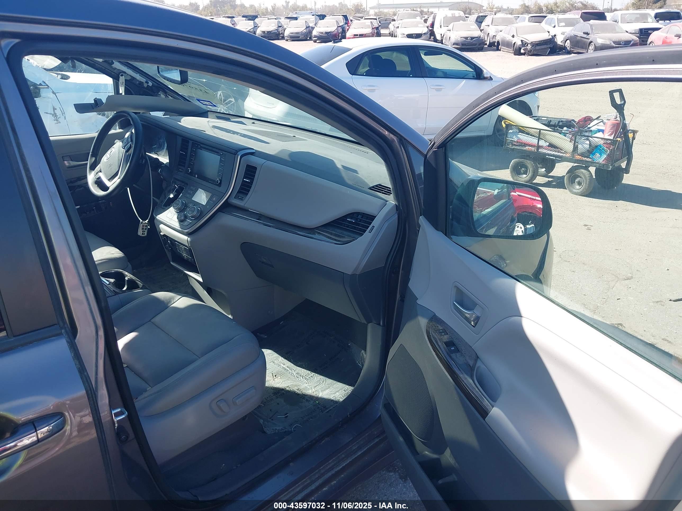 TOYOTA SIENNA image 5