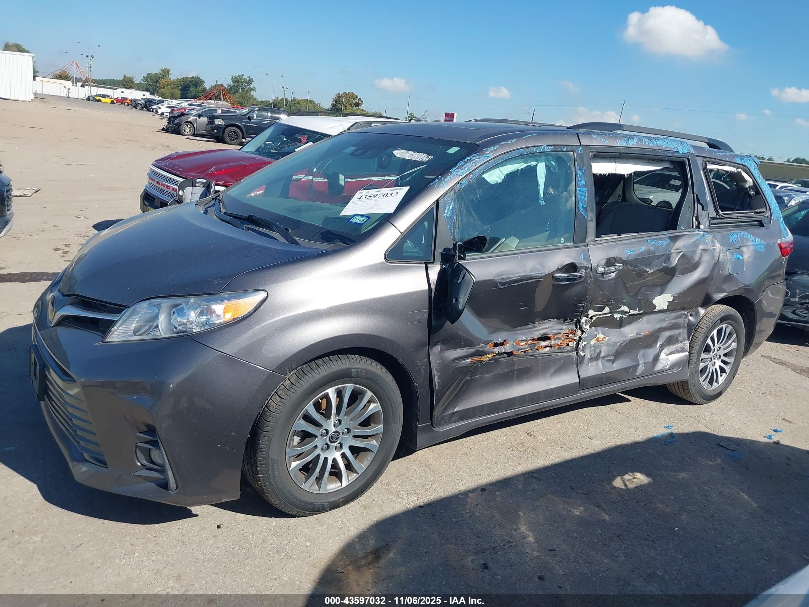 TOYOTA SIENNA image 6
