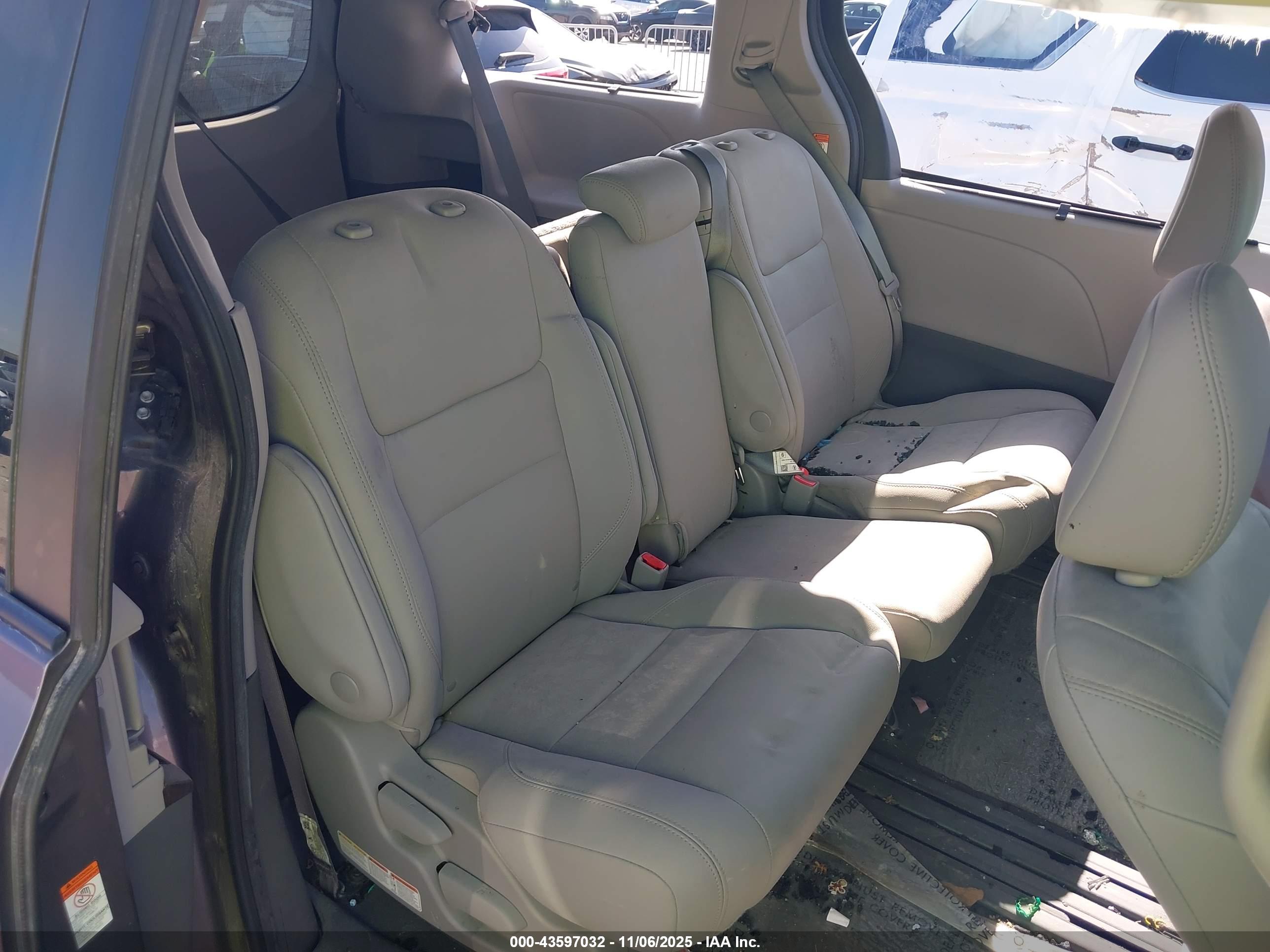 TOYOTA SIENNA image 8