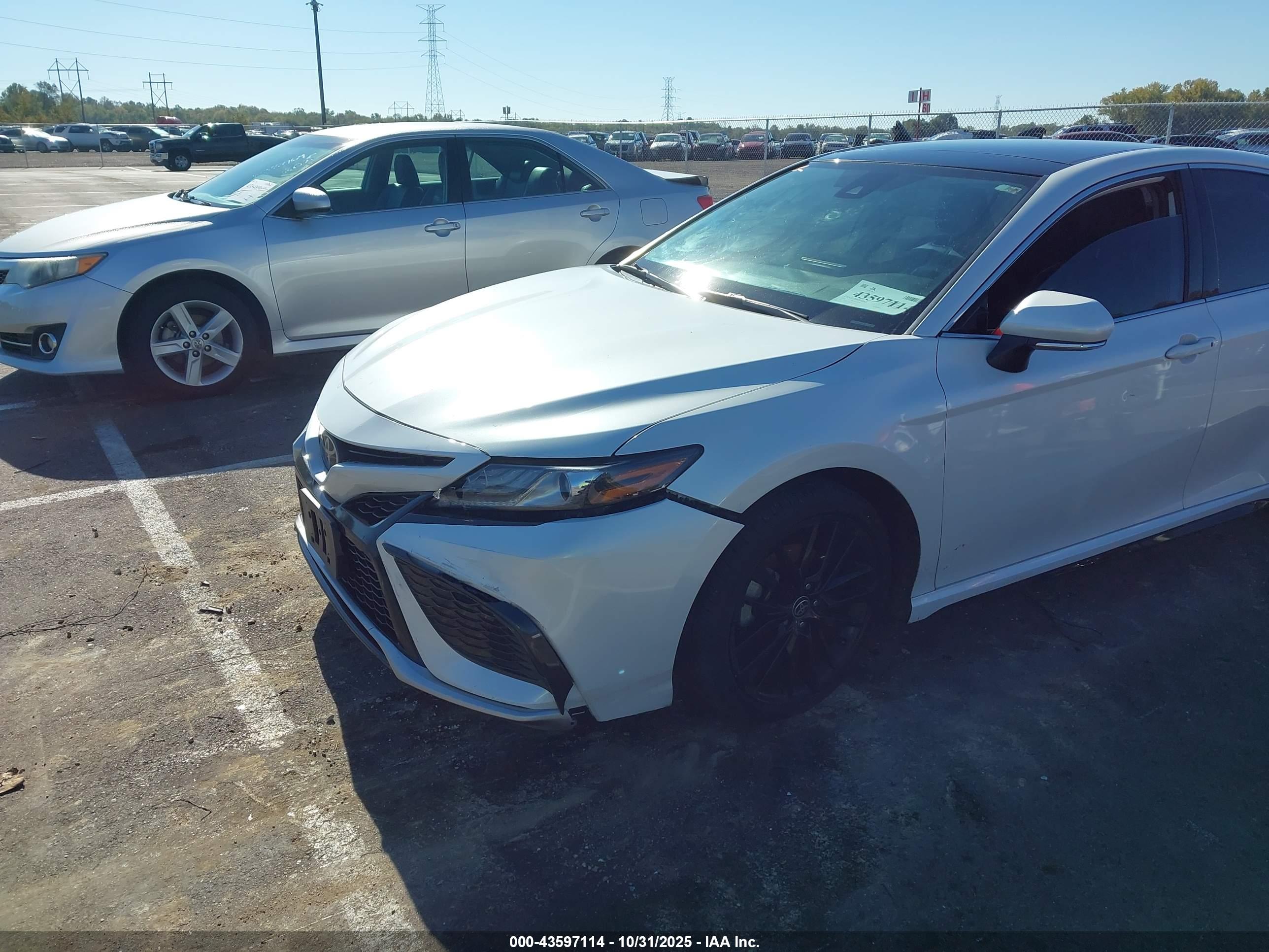 TOYOTA CAMRY image 2