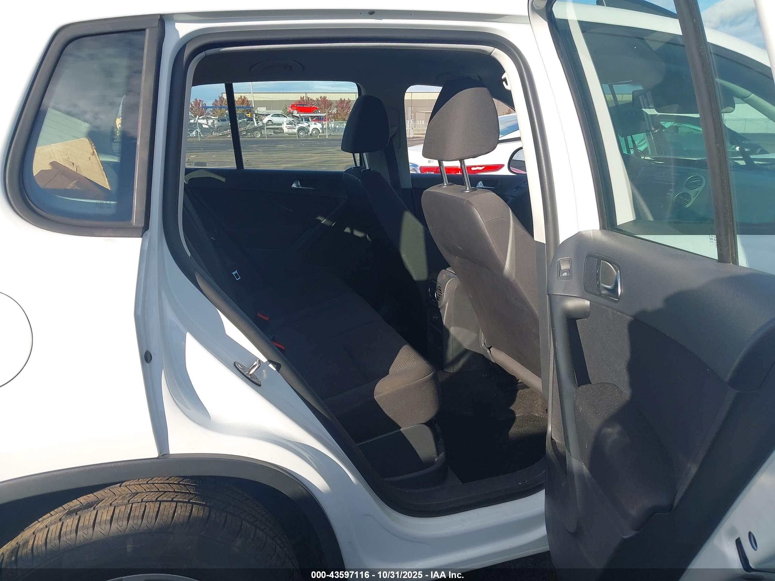 VOLKSWAGEN TIGUAN image 8