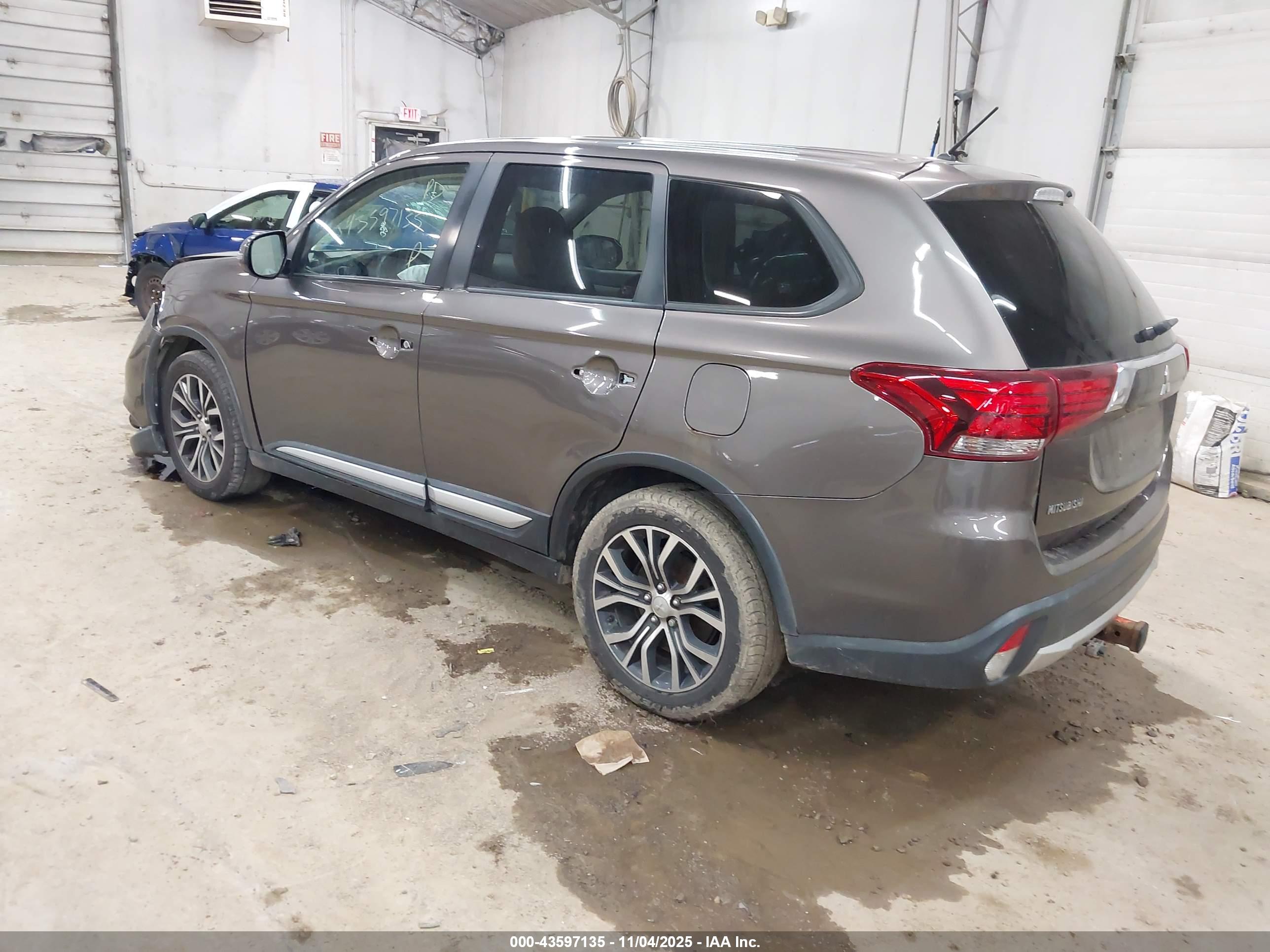 MITSUBISHI OUTLANDER image 3