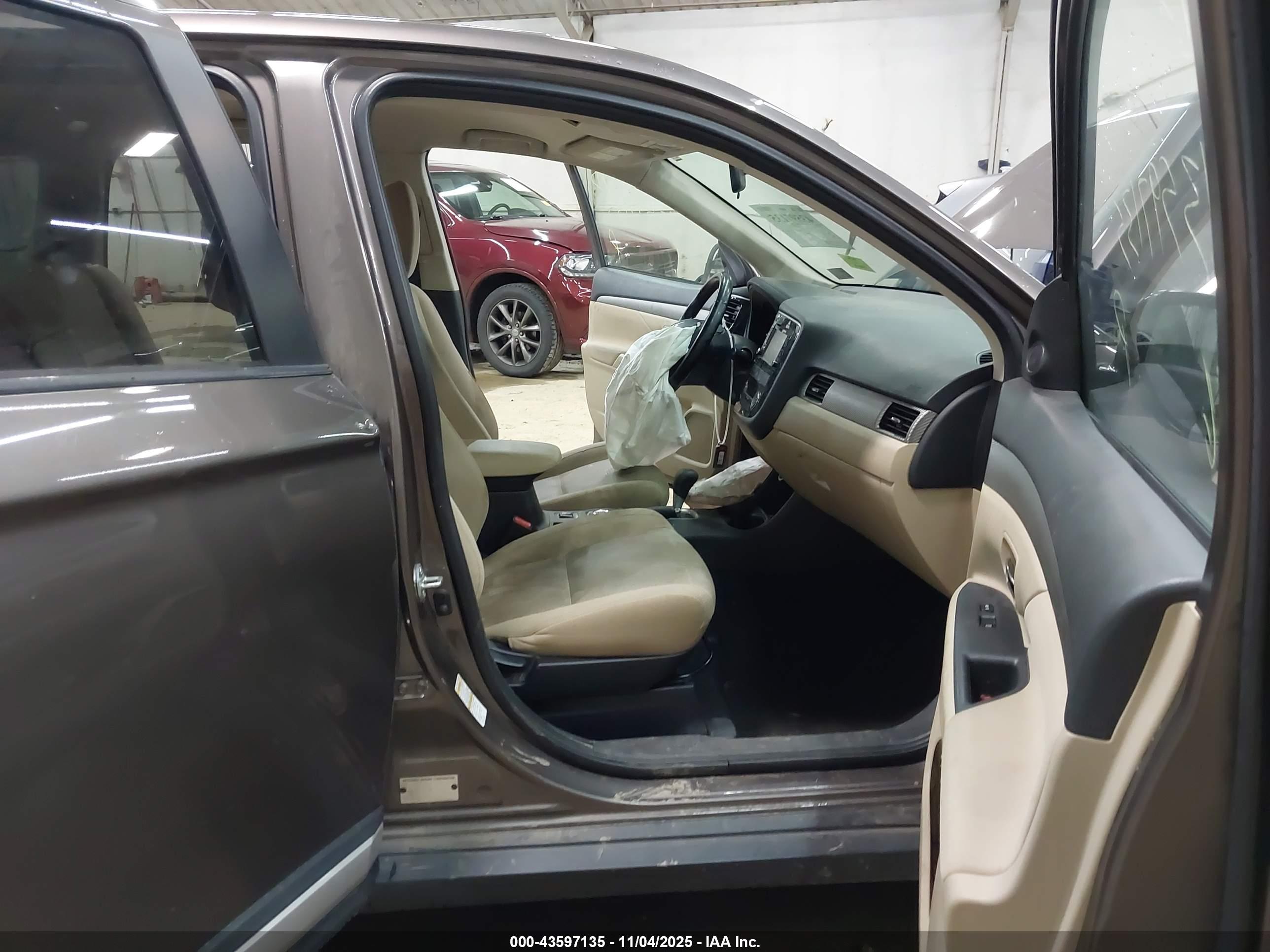 MITSUBISHI OUTLANDER image 5