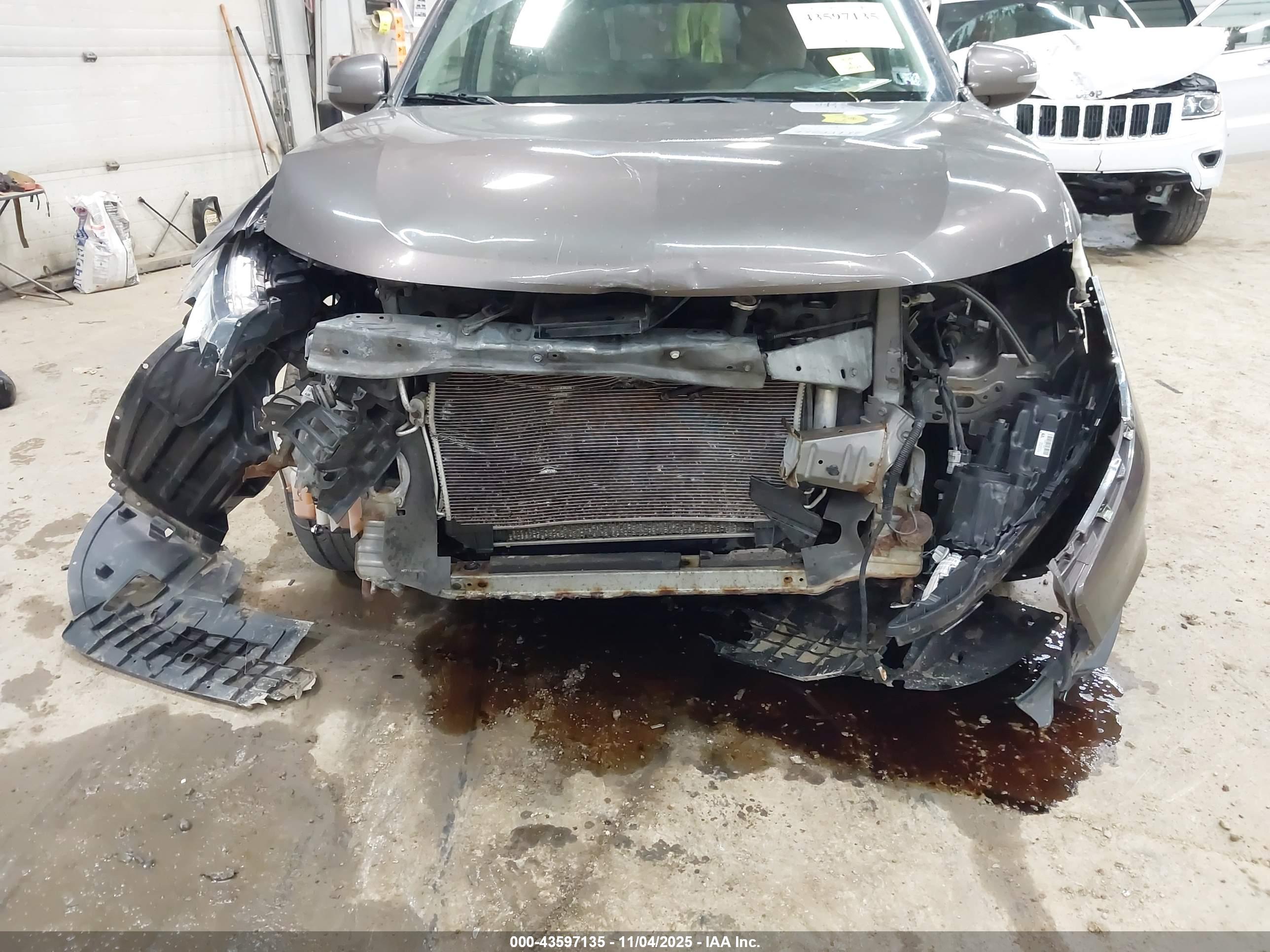 MITSUBISHI OUTLANDER image 6