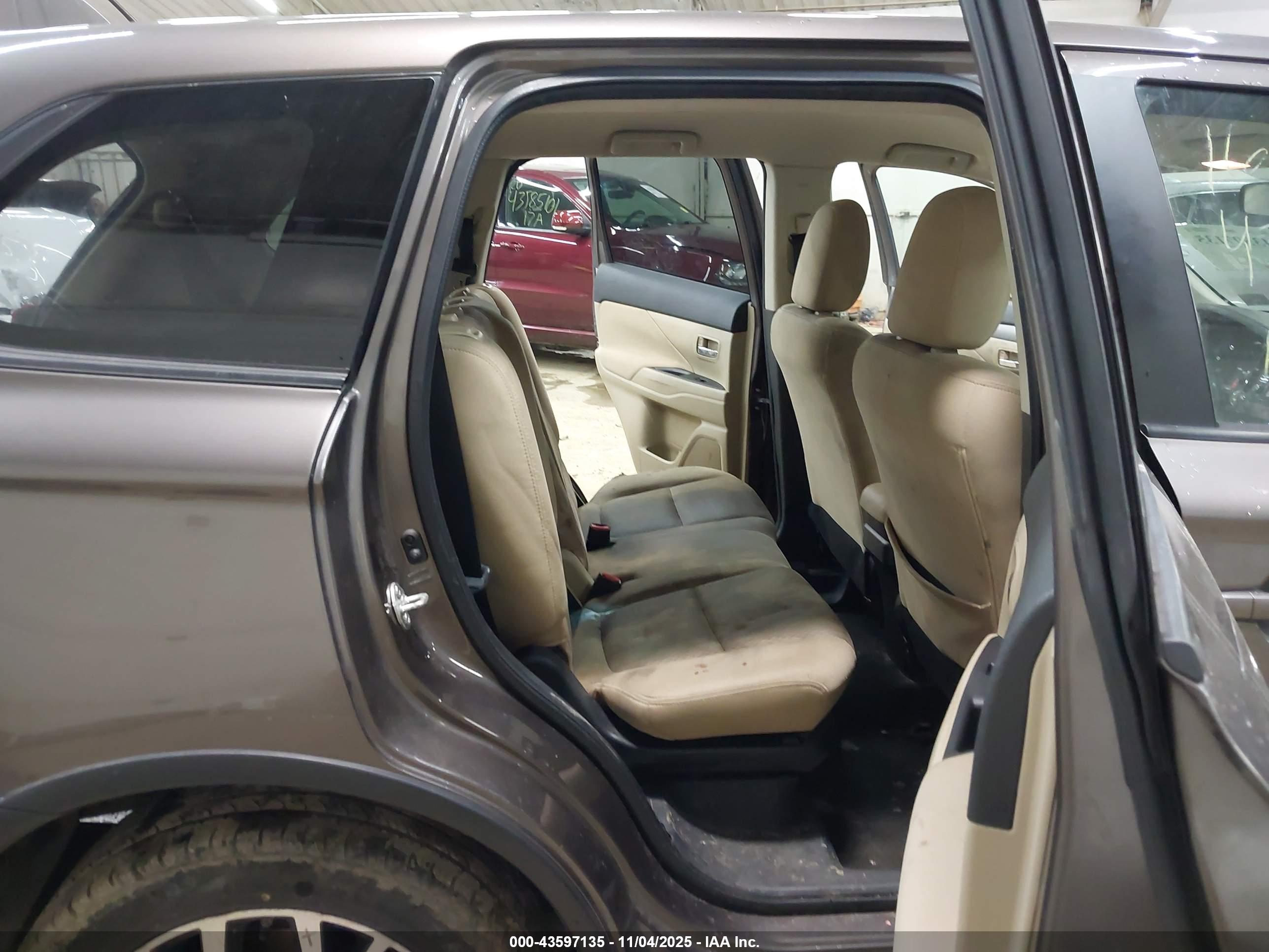 MITSUBISHI OUTLANDER image 8