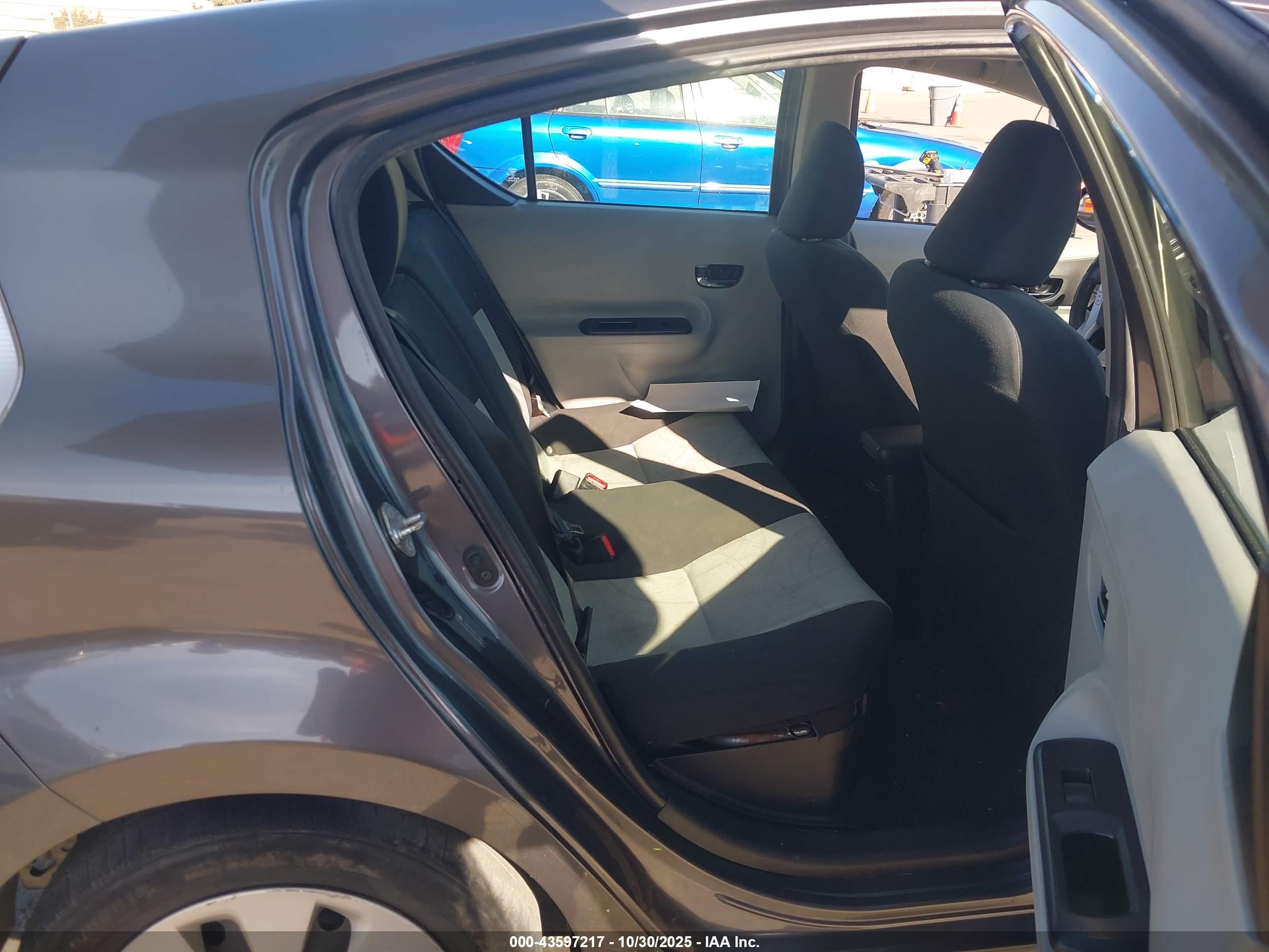 TOYOTA PRIUS image 8