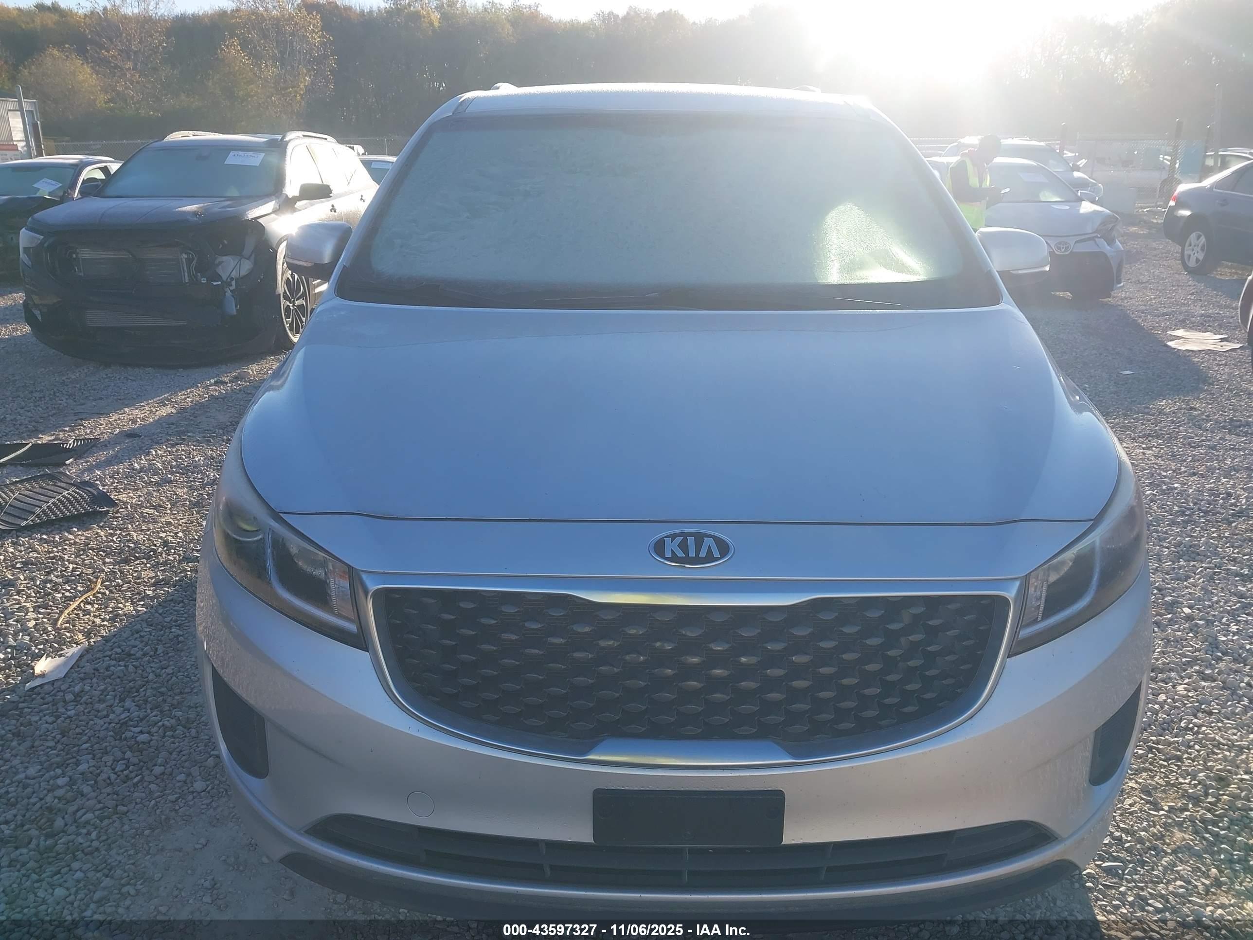 KIA SEDONA image 6