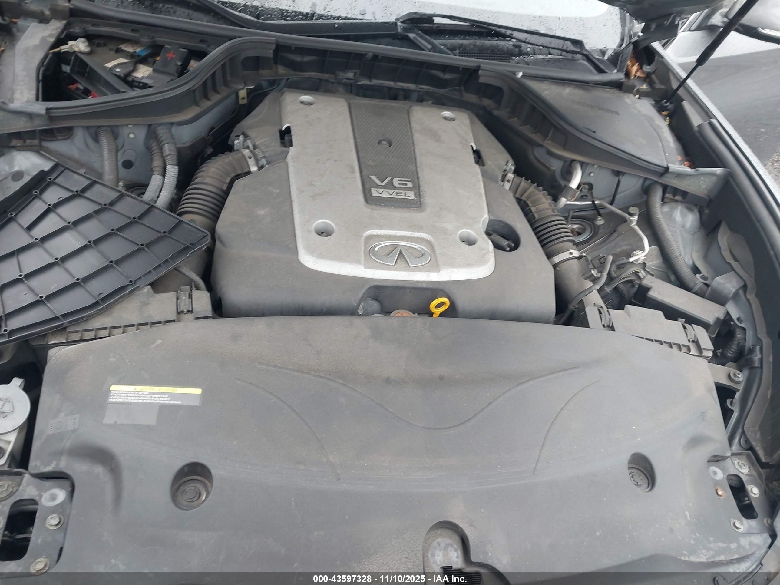 INFINITI Q70L image 10
